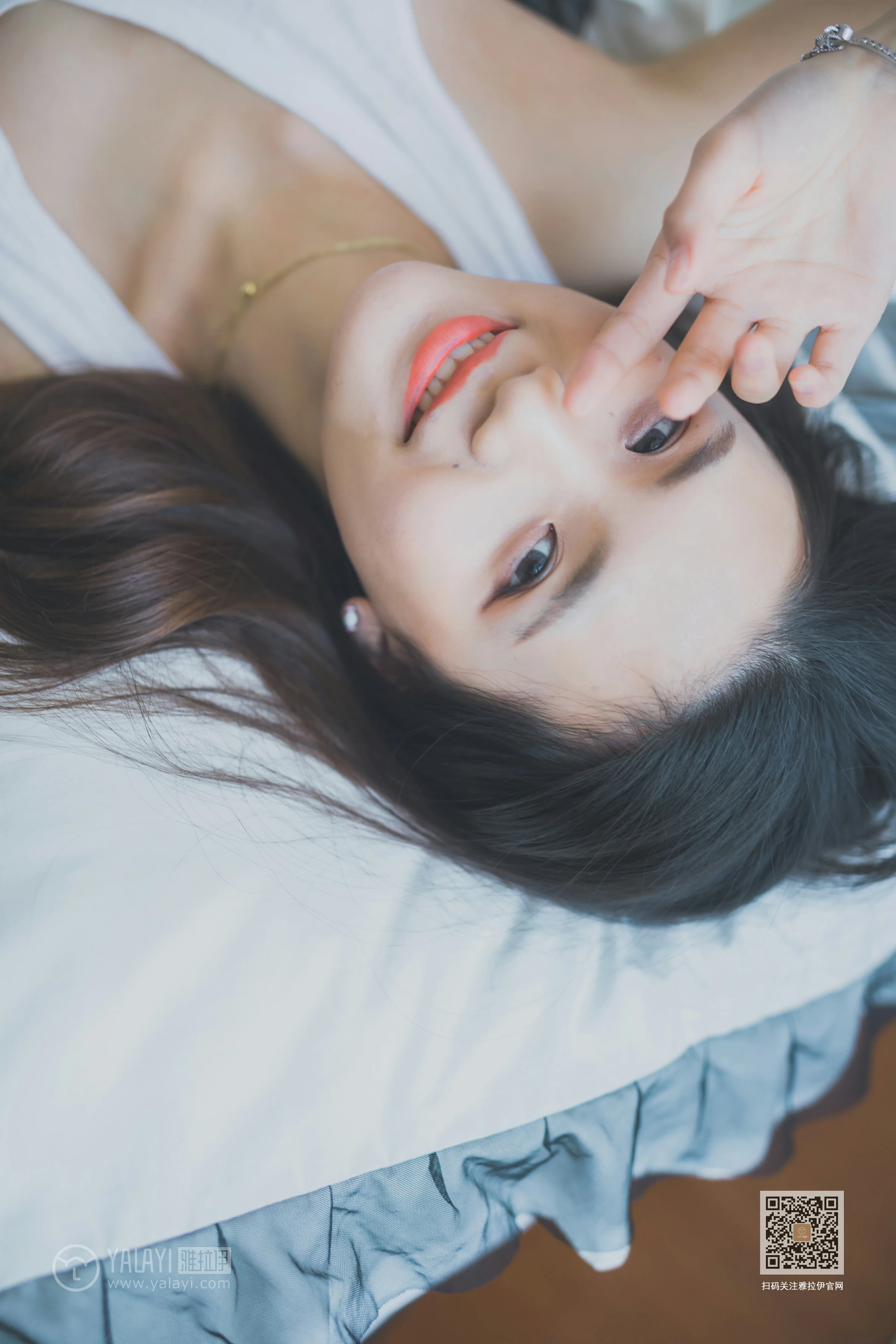[YALAYI雅拉伊]Vol.596 超床啦！ 尹梦 白色背心加黑色短裙清纯可爱私房写真集第5张