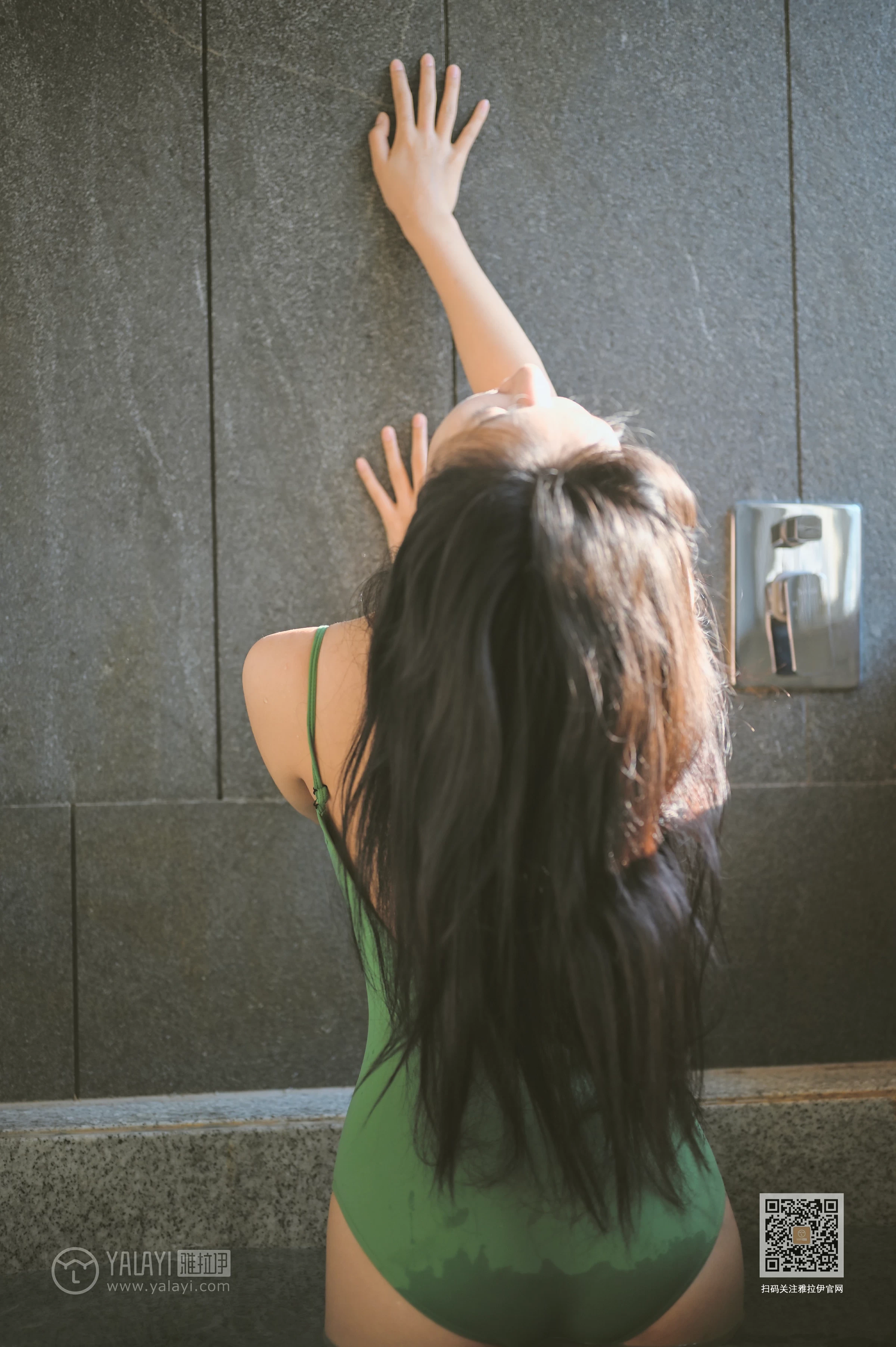 [YALAYI雅拉伊]Vol.597 春意 韩熙 绿色连体比基尼泳装性感私房写真集第9张