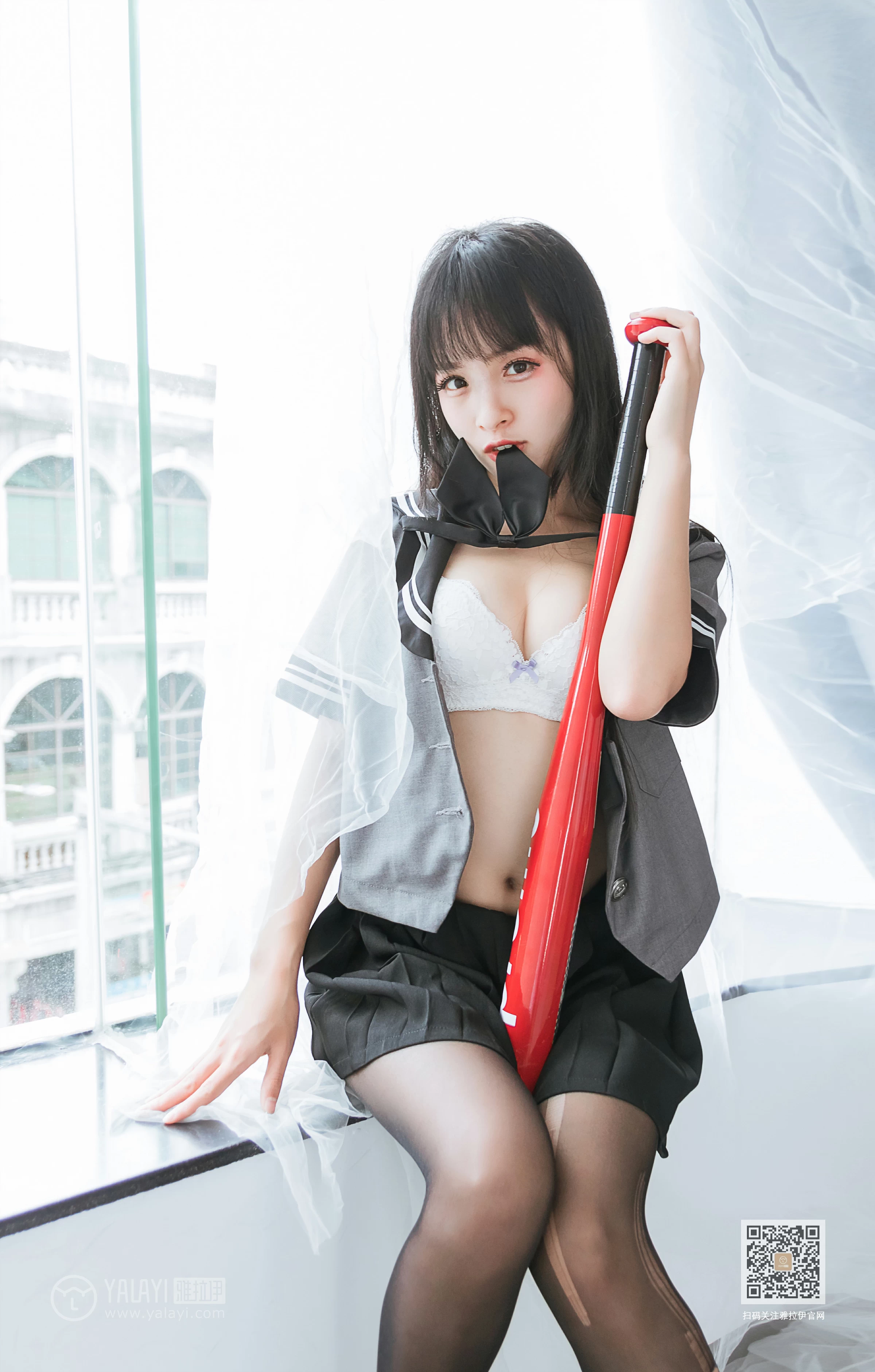 [YALAYI雅拉伊]Vol.600 疯狂的JK学妹 艾丽 灰色制服与黑色短裙加黑丝美腿性感私房写真集第8张