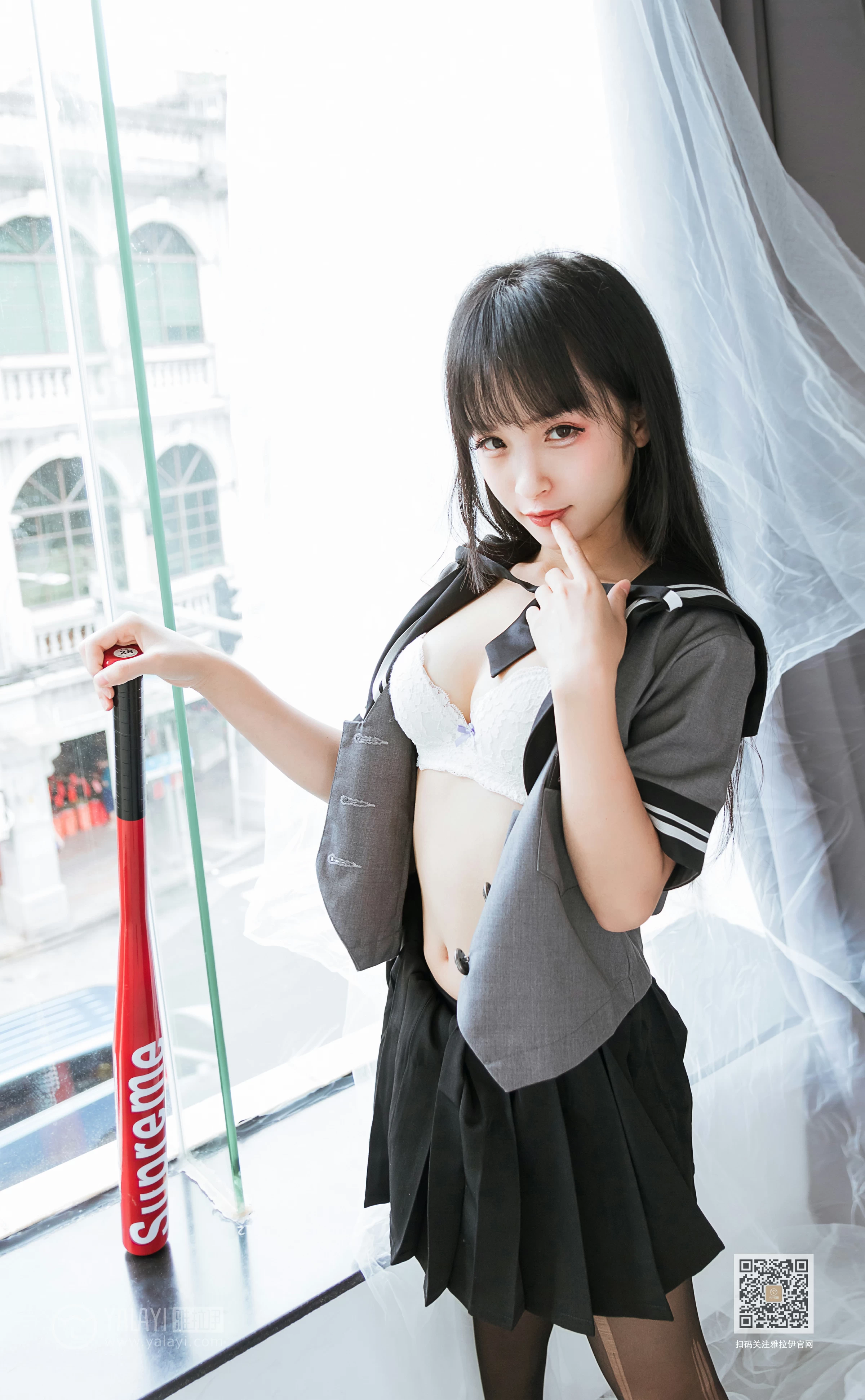 [YALAYI雅拉伊]Vol.600 疯狂的JK学妹 艾丽 灰色制服与黑色短裙加黑丝美腿性感私房写真集第8张