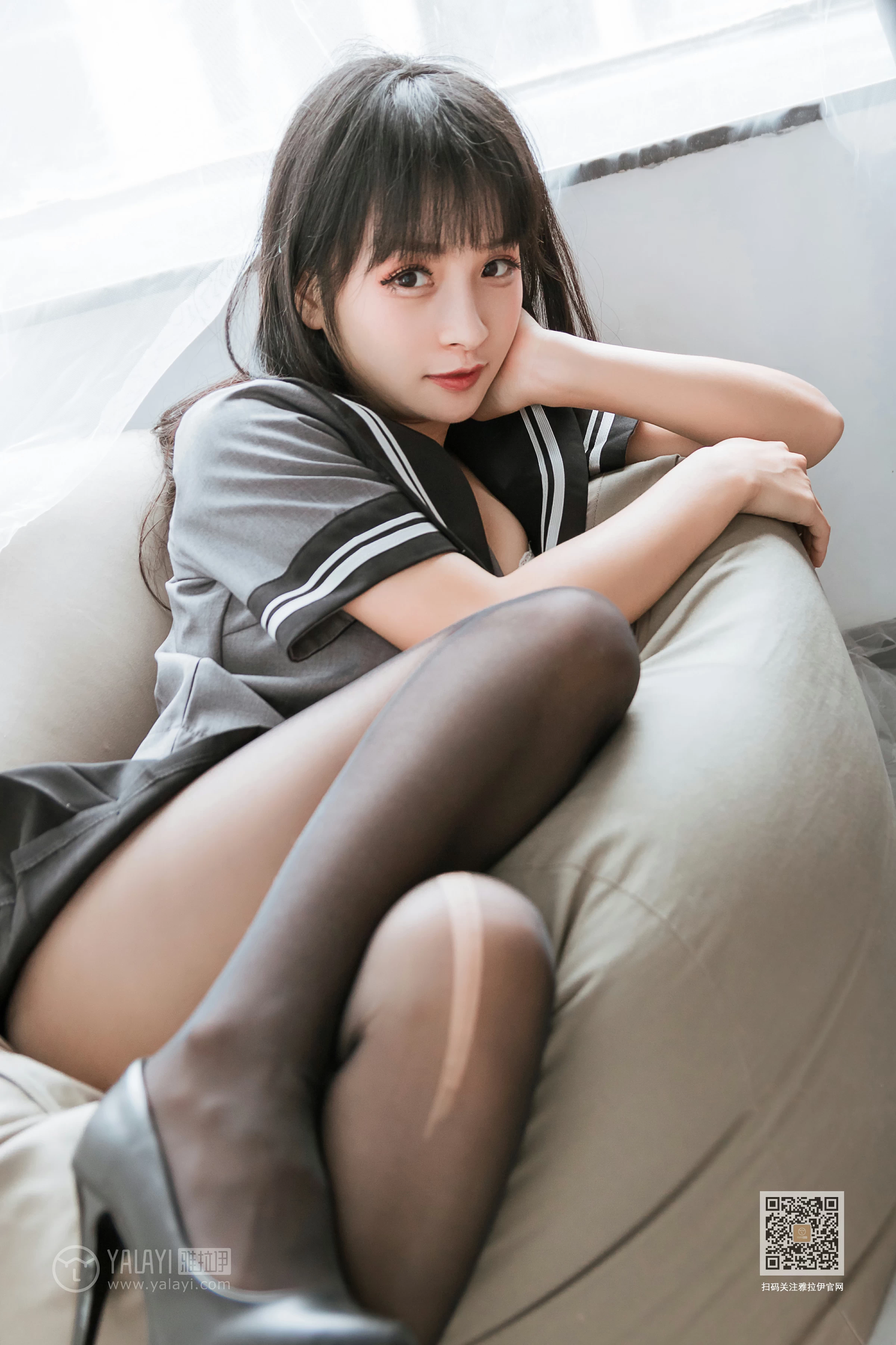 [YALAYI雅拉伊]Vol.600 疯狂的JK学妹 艾丽 灰色制服与黑色短裙加黑丝美腿性感私房写真集第10张