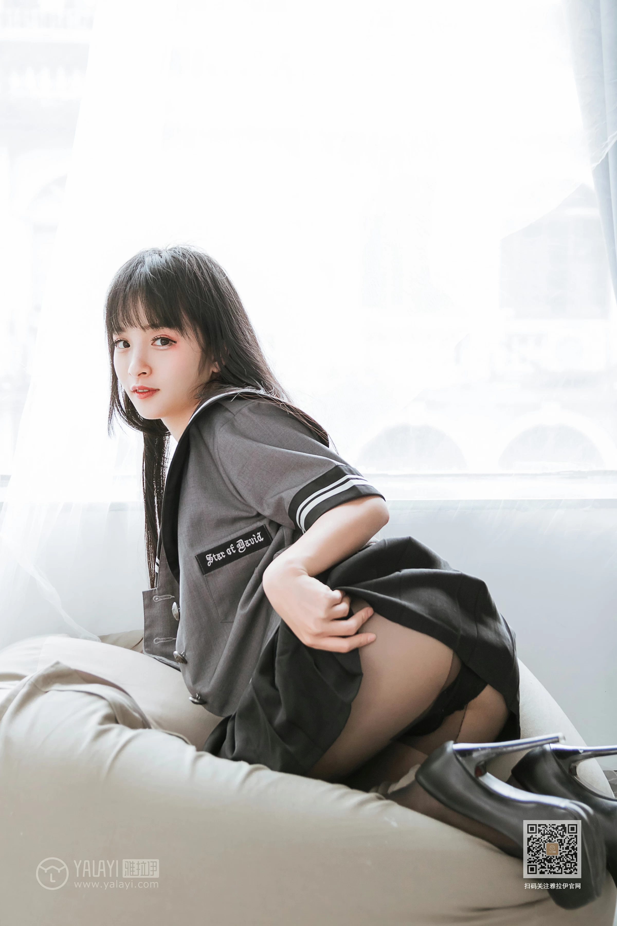 [YALAYI雅拉伊]Vol.600 疯狂的JK学妹 艾丽 灰色制服与黑色短裙加黑丝美腿性感私房写真集第11张