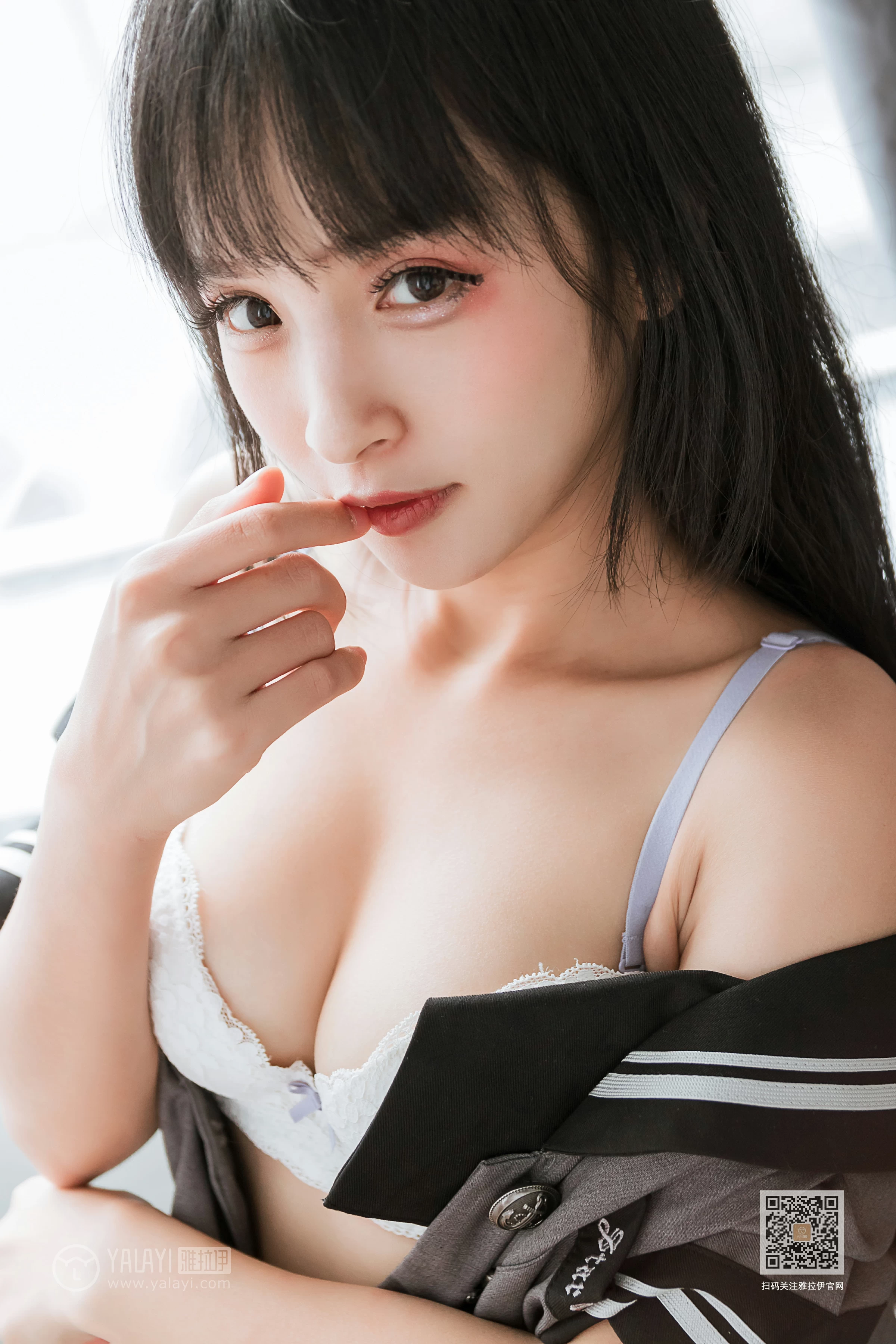 [YALAYI雅拉伊]Vol.600 疯狂的JK学妹 艾丽 灰色制服与黑色短裙加黑丝美腿性感私房写真集第12张