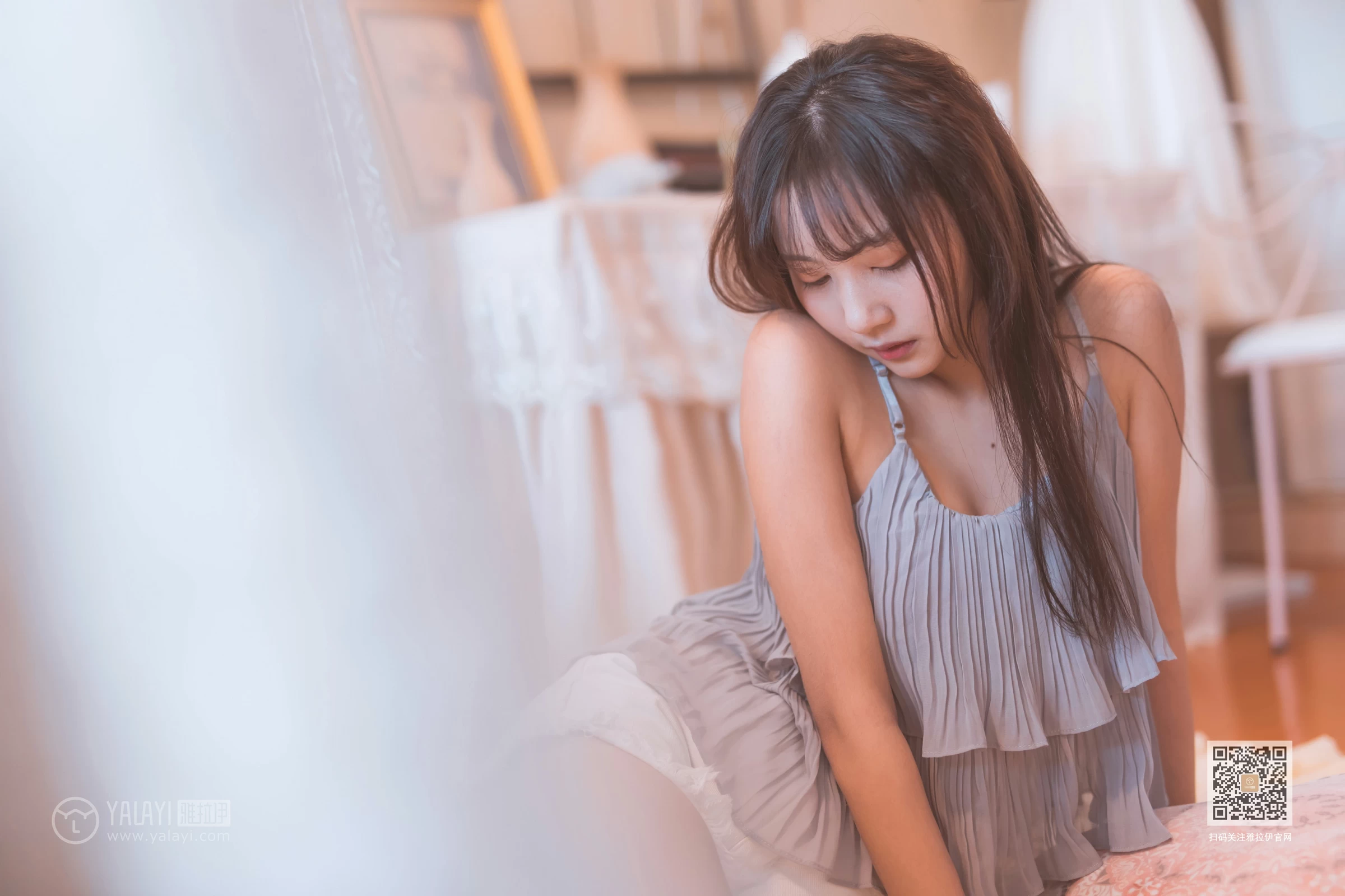[YALAYI雅拉伊]NO.601 《受了点伤》 唐芯 灰色吊带裙加白色短裤性感私房写真集第7张