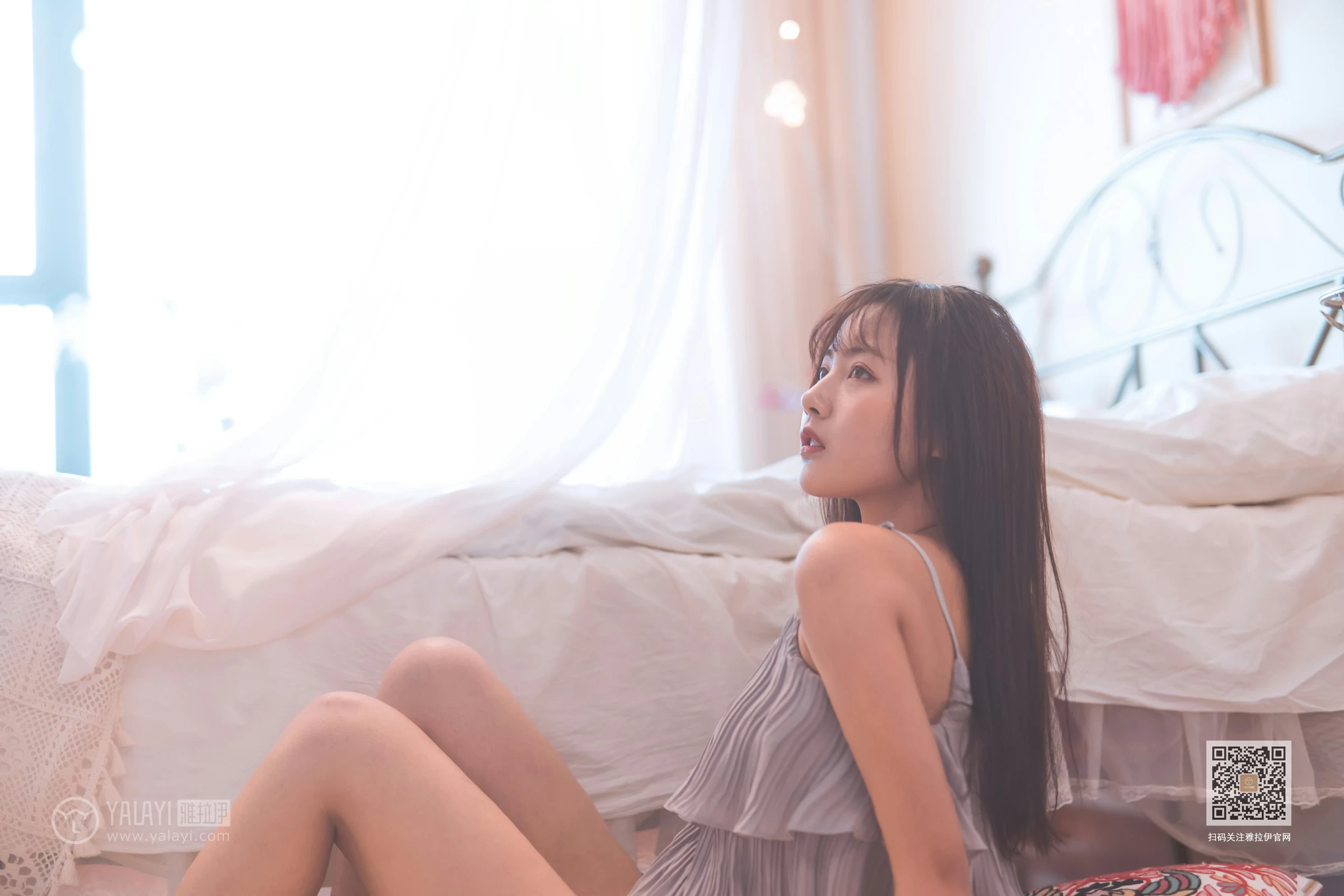 [YALAYI雅拉伊]NO.601 《受了点伤》 唐芯 灰色吊带裙加白色短裤性感私房写真集第9张