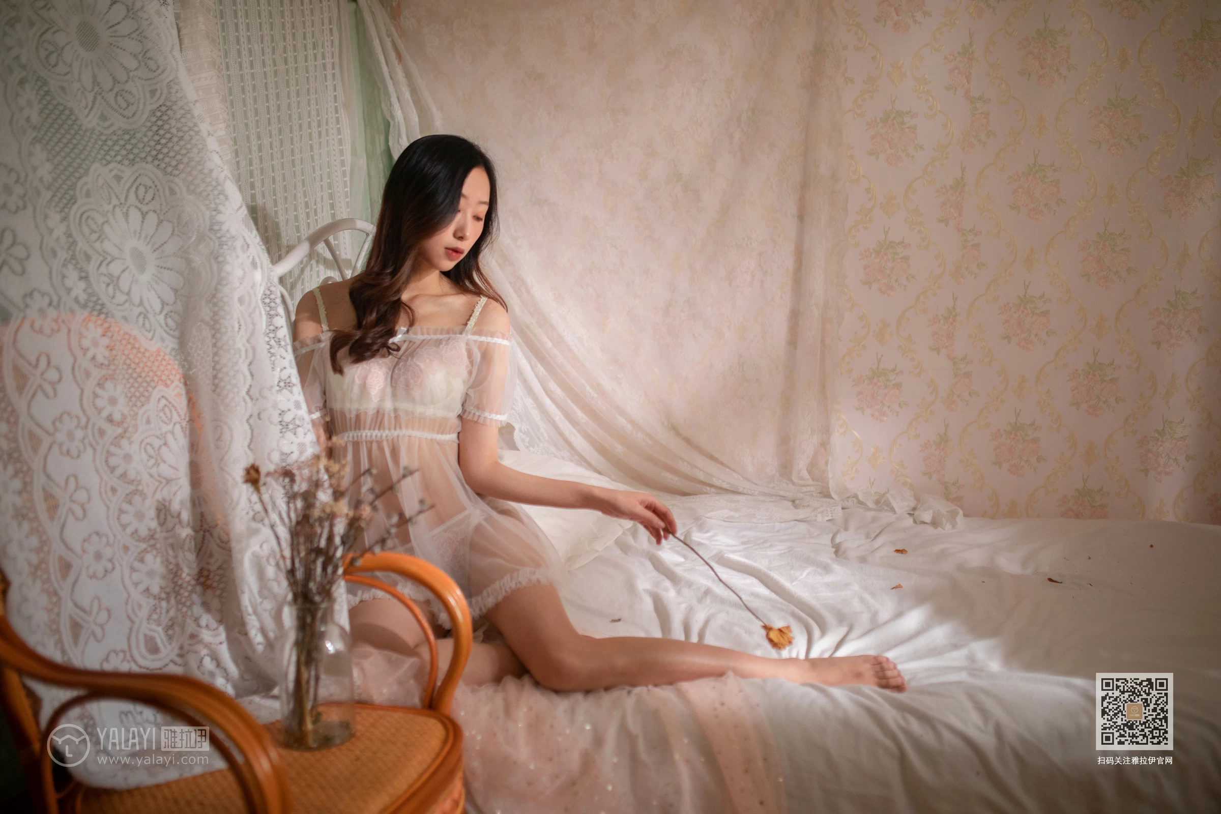 [YALAYI雅拉伊]NO.605 《茉莉》 晓琪 白色透视情趣内衣与红色吊带睡衣性感私房写真集第2张