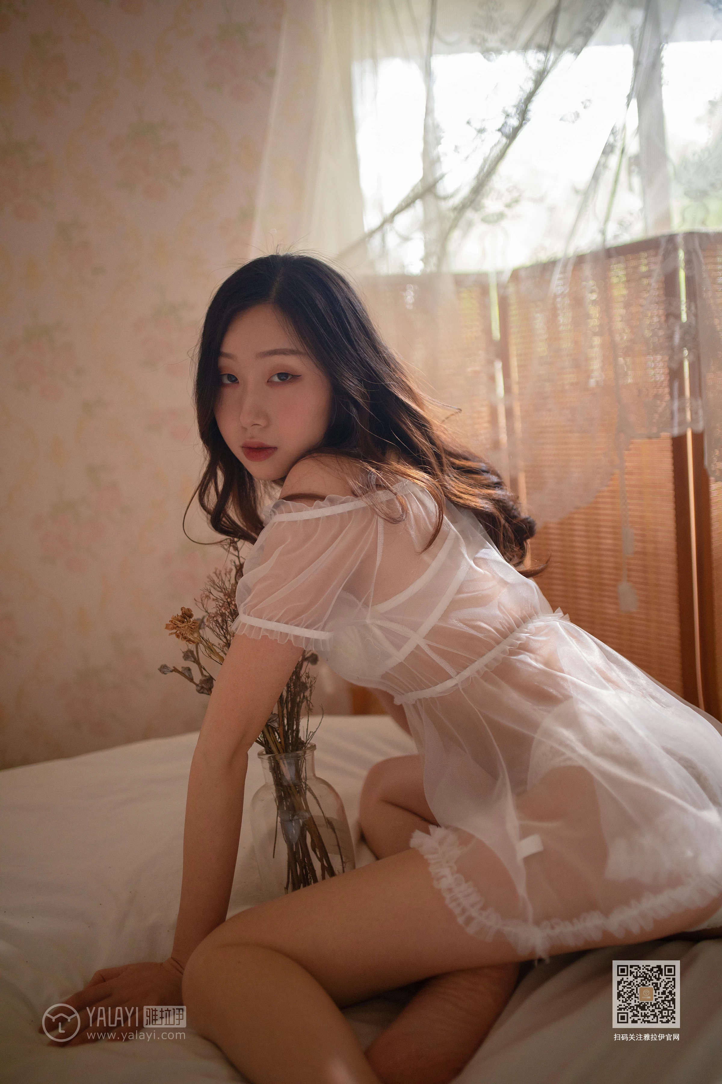 [YALAYI雅拉伊]NO.605 《茉莉》 晓琪 白色透视情趣内衣与红色吊带睡衣性感私房写真集第8张