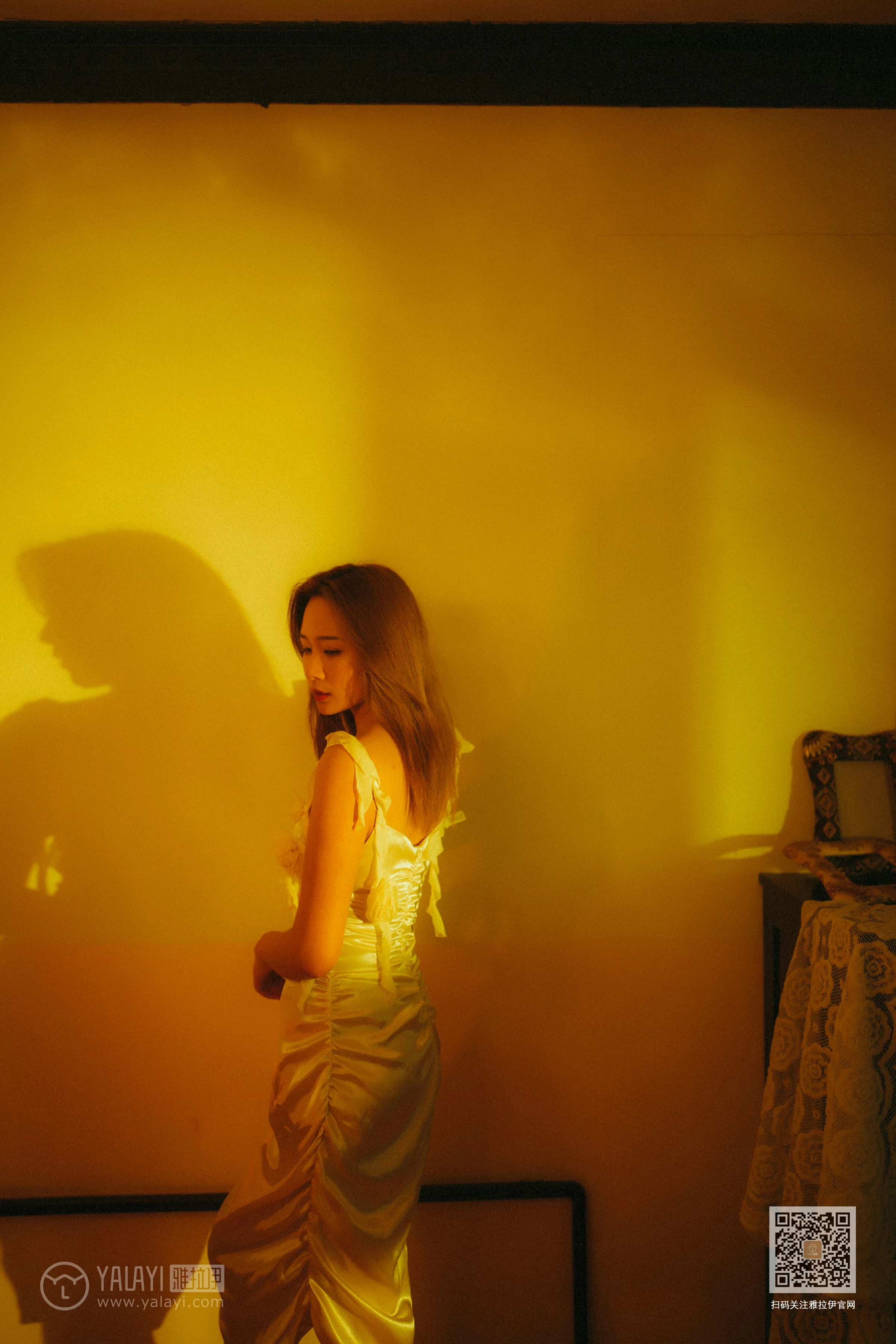 [YALAYI雅拉伊]NO.613 《对着暮光呢喃》 岳璐璐 白色吊带睡衣裙加白色内衣性感私房写真集第4张