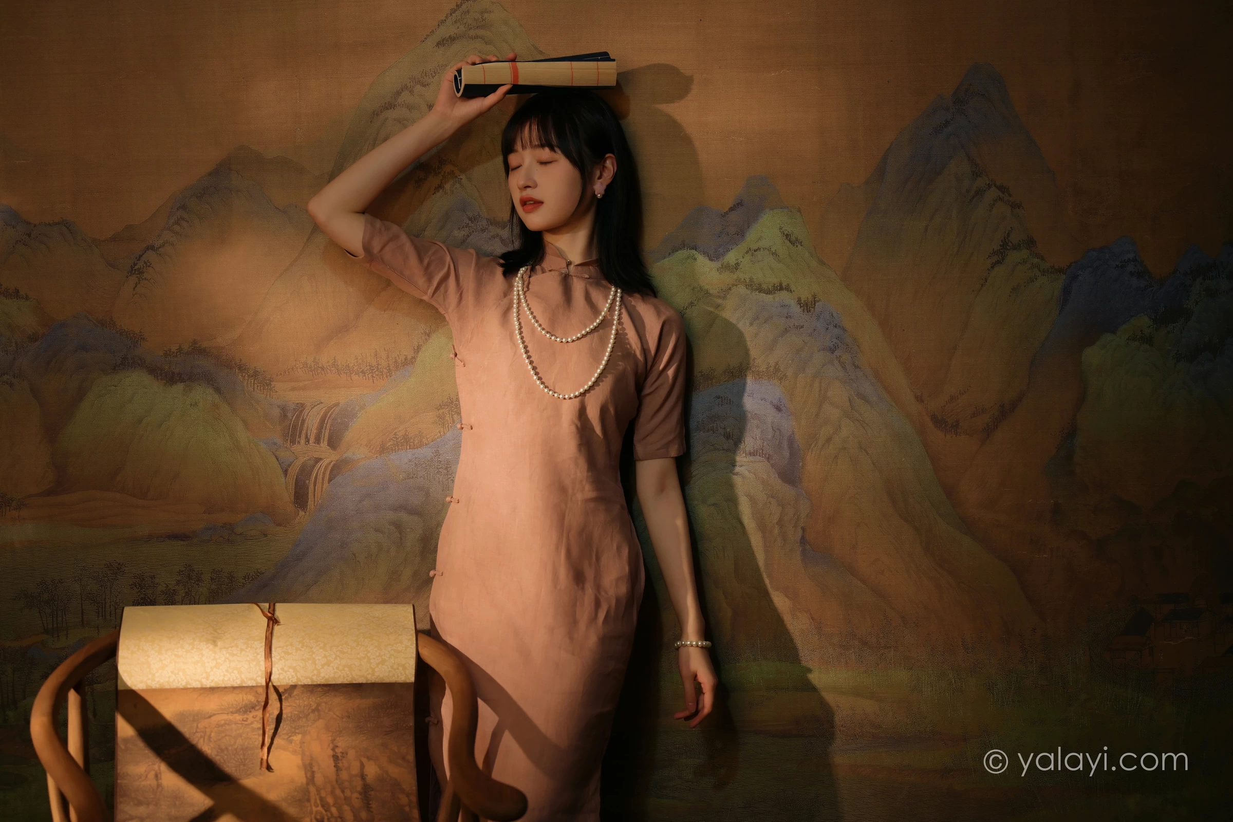 [YALAYI雅拉伊]2022.01.19 深夜的灯光 京京 粉色宽松旗袍裙民国风写真第5张