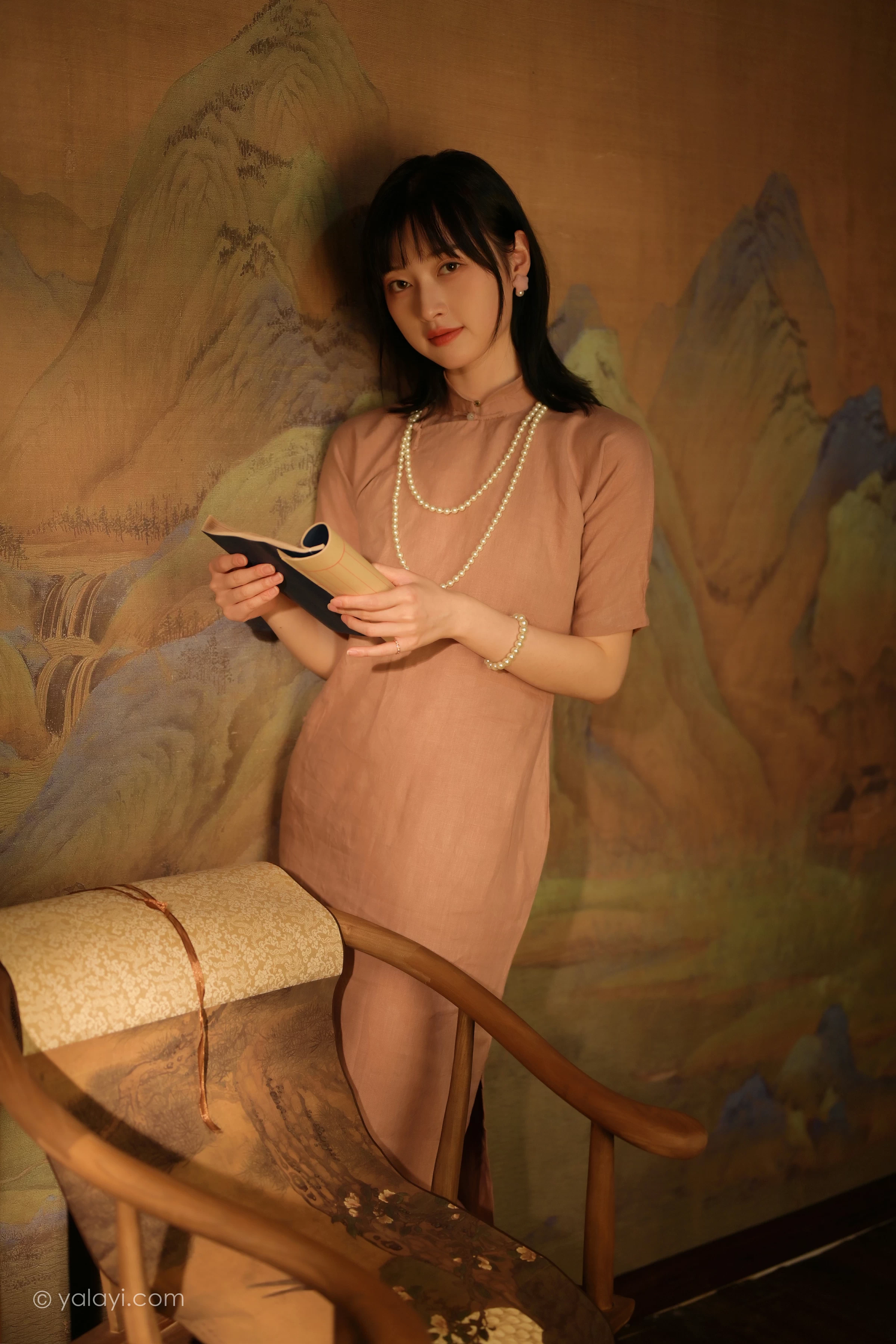 [YALAYI雅拉伊]2022.01.19 深夜的灯光 京京 粉色宽松旗袍裙民国风写真第3张