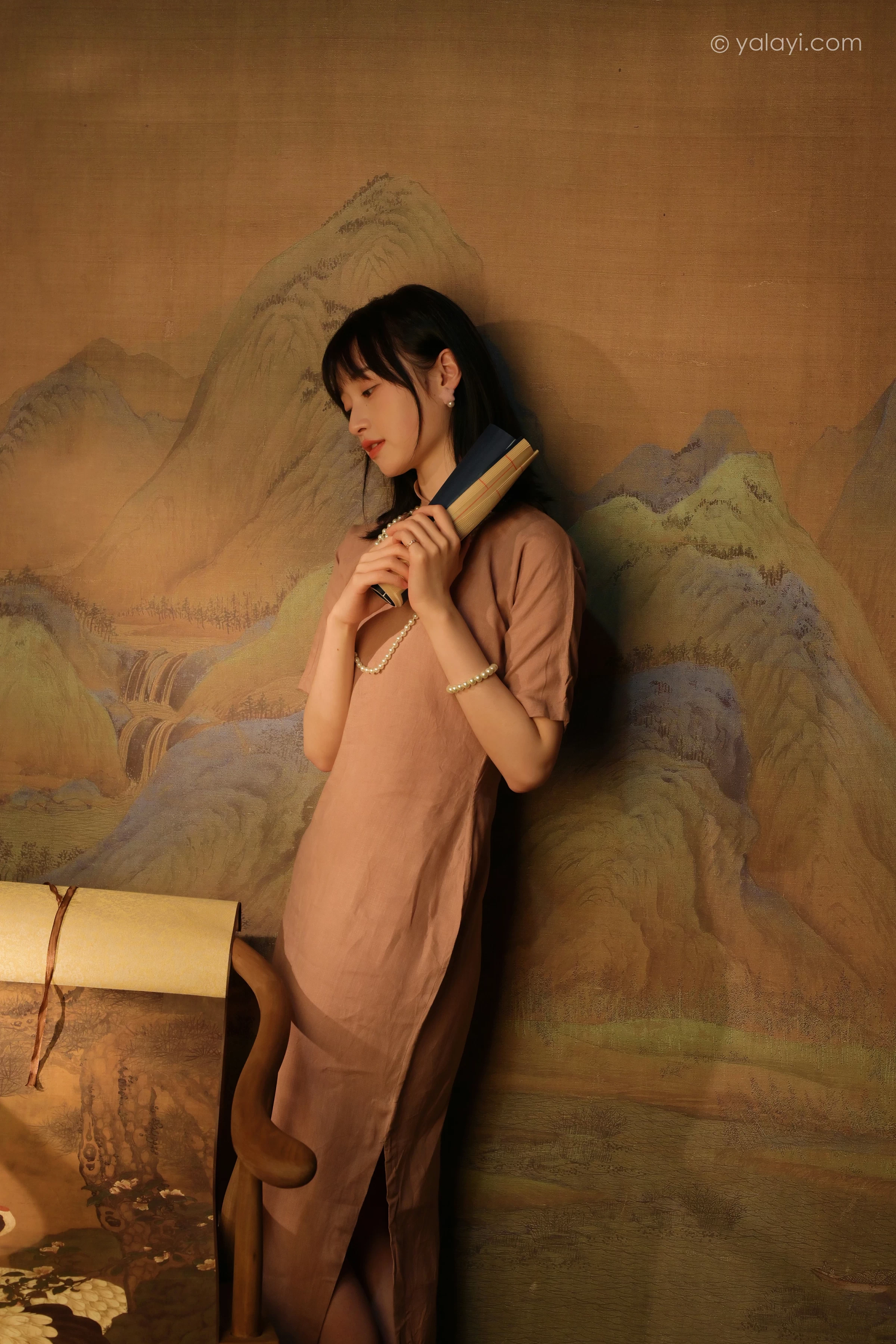 [YALAYI雅拉伊]2022.01.19 深夜的灯光 京京 粉色宽松旗袍裙民国风写真第4张