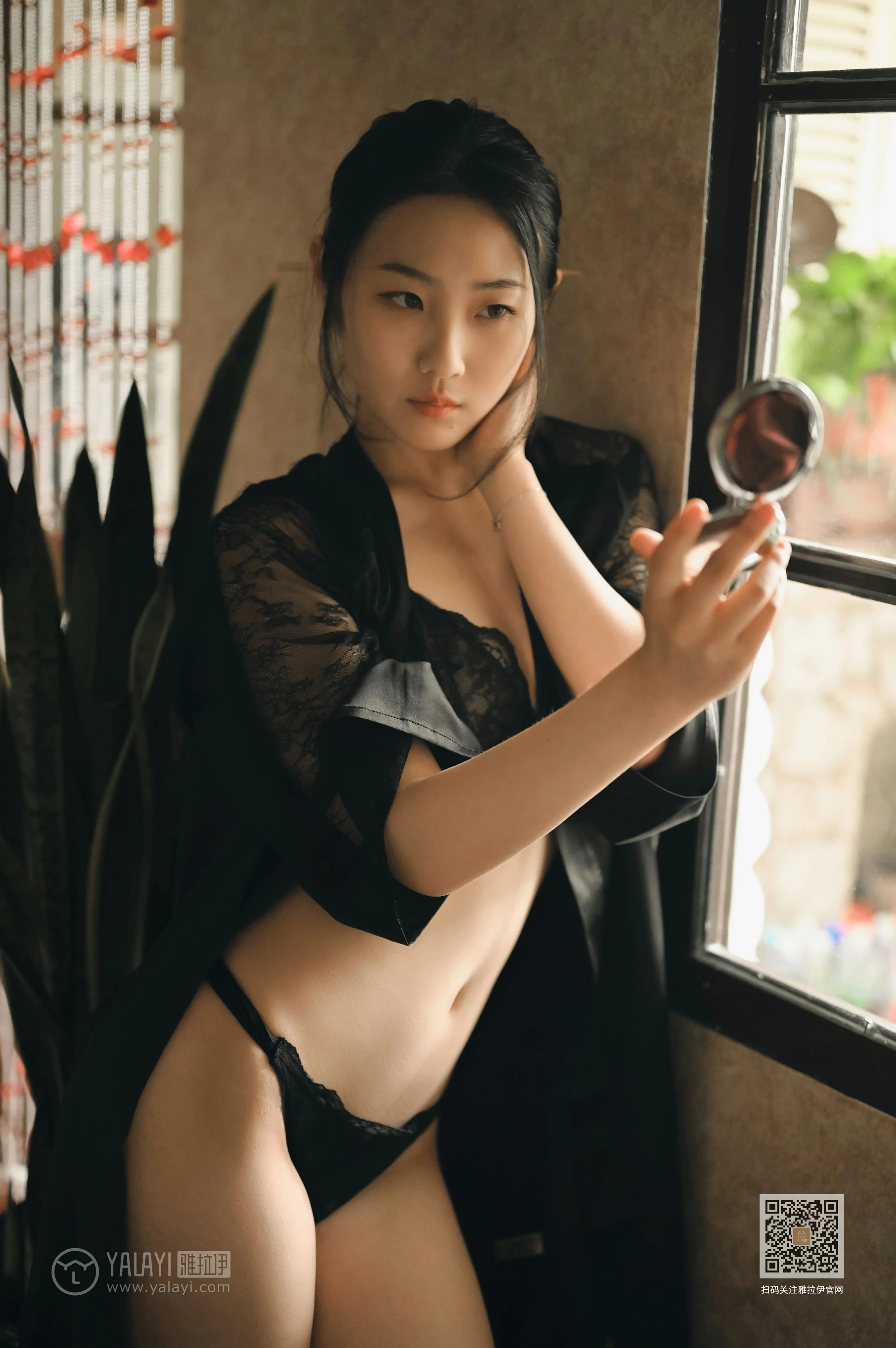 [YALAYI雅拉伊]NO.625 《静女》 沈伊 黑色真丝睡衣加蕾丝内衣性感私房写真集第3张