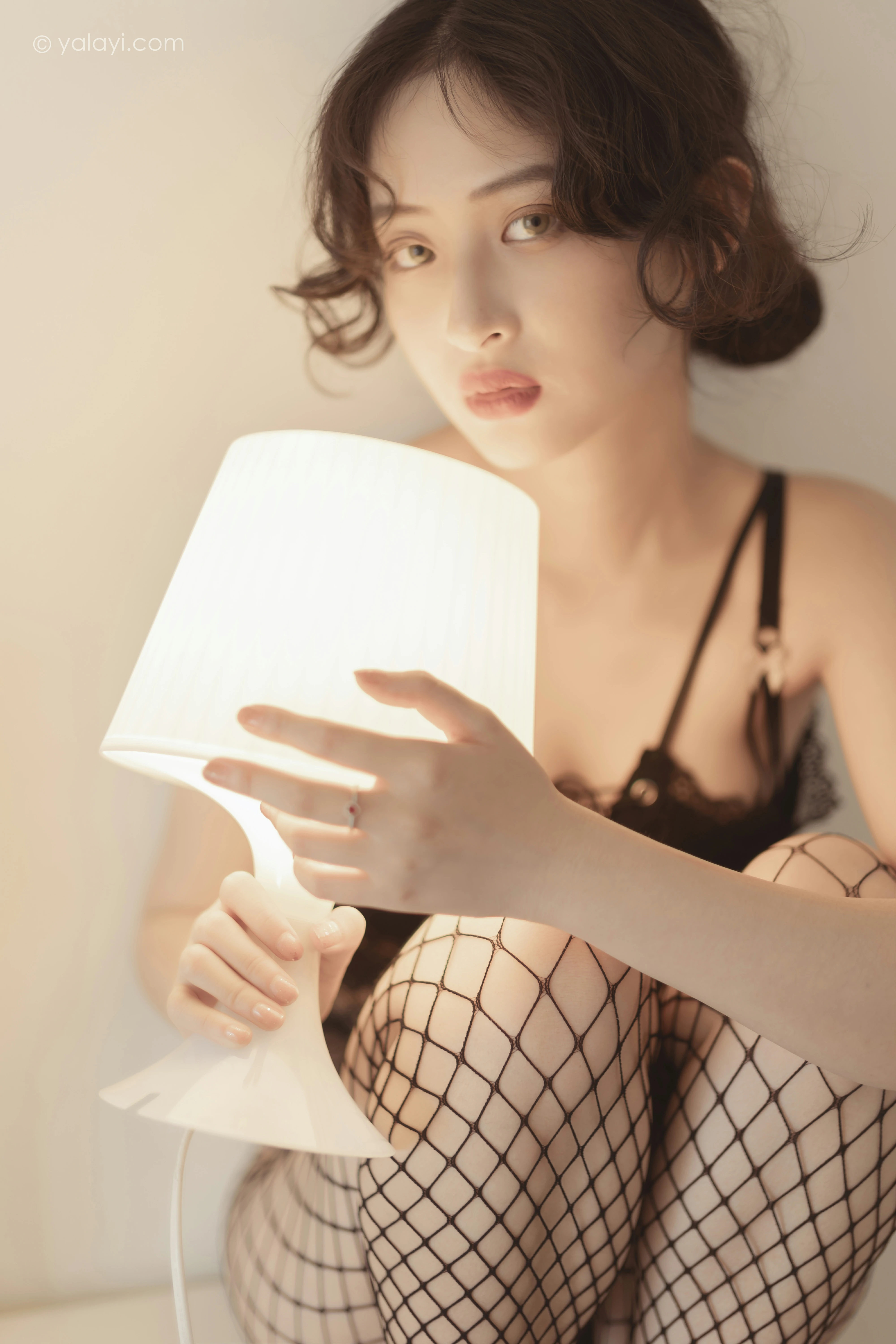 [YALAYI雅拉伊]NO.796 万人迷 西子 黑色蕾丝内衣加情趣渔网袜性感私房写真集第7张