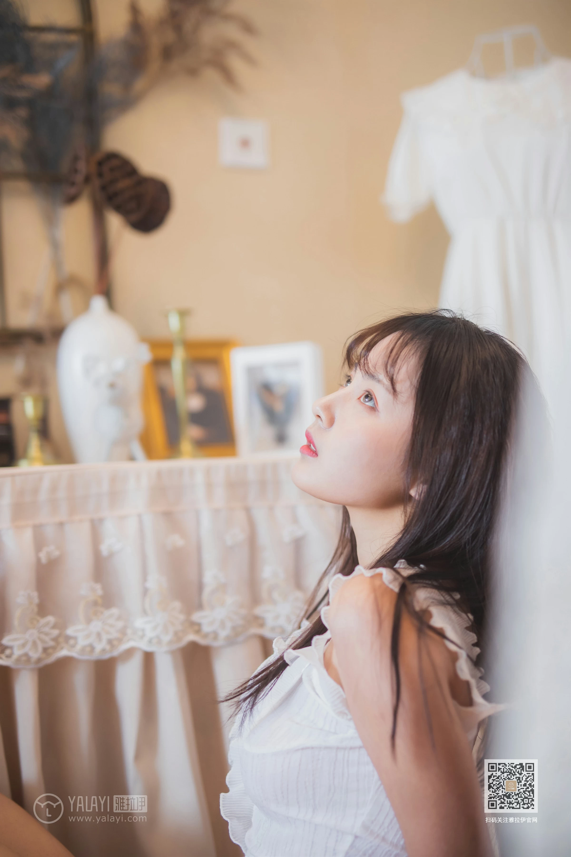 [YALAYI雅拉伊]NO.627 《试衣间》 唐芯 白色蕾丝背心加牛仔热裤性感私房写真集第13张