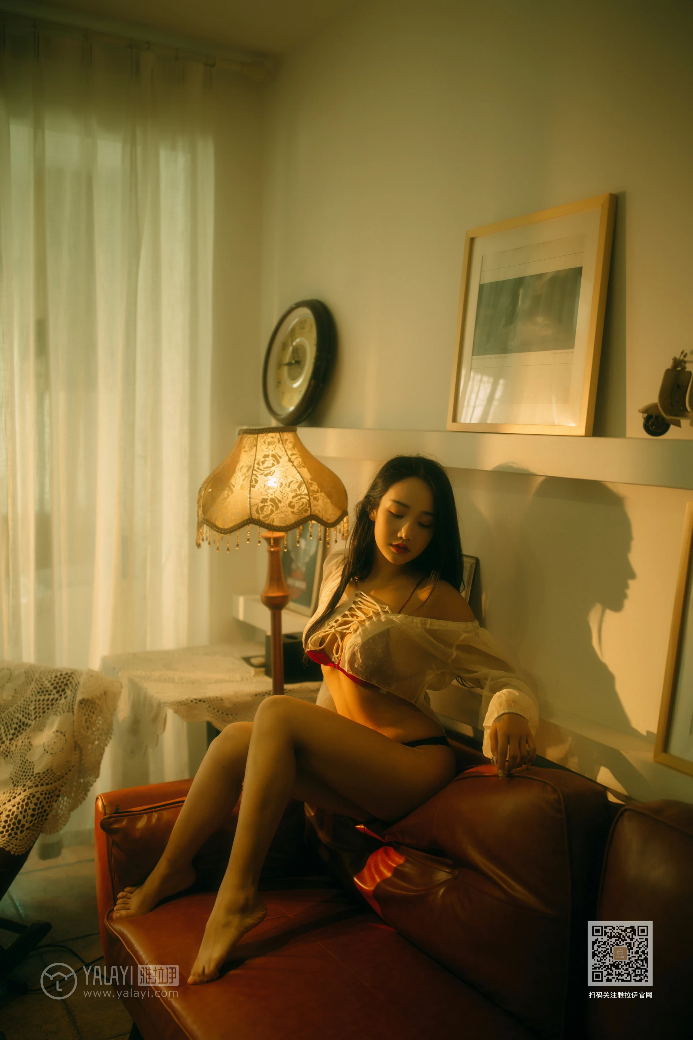 [YALAYI雅拉伊]NO.630 《华灯初上》 优优 白色透视衬衫加红色内衣性感私房写真集第4张