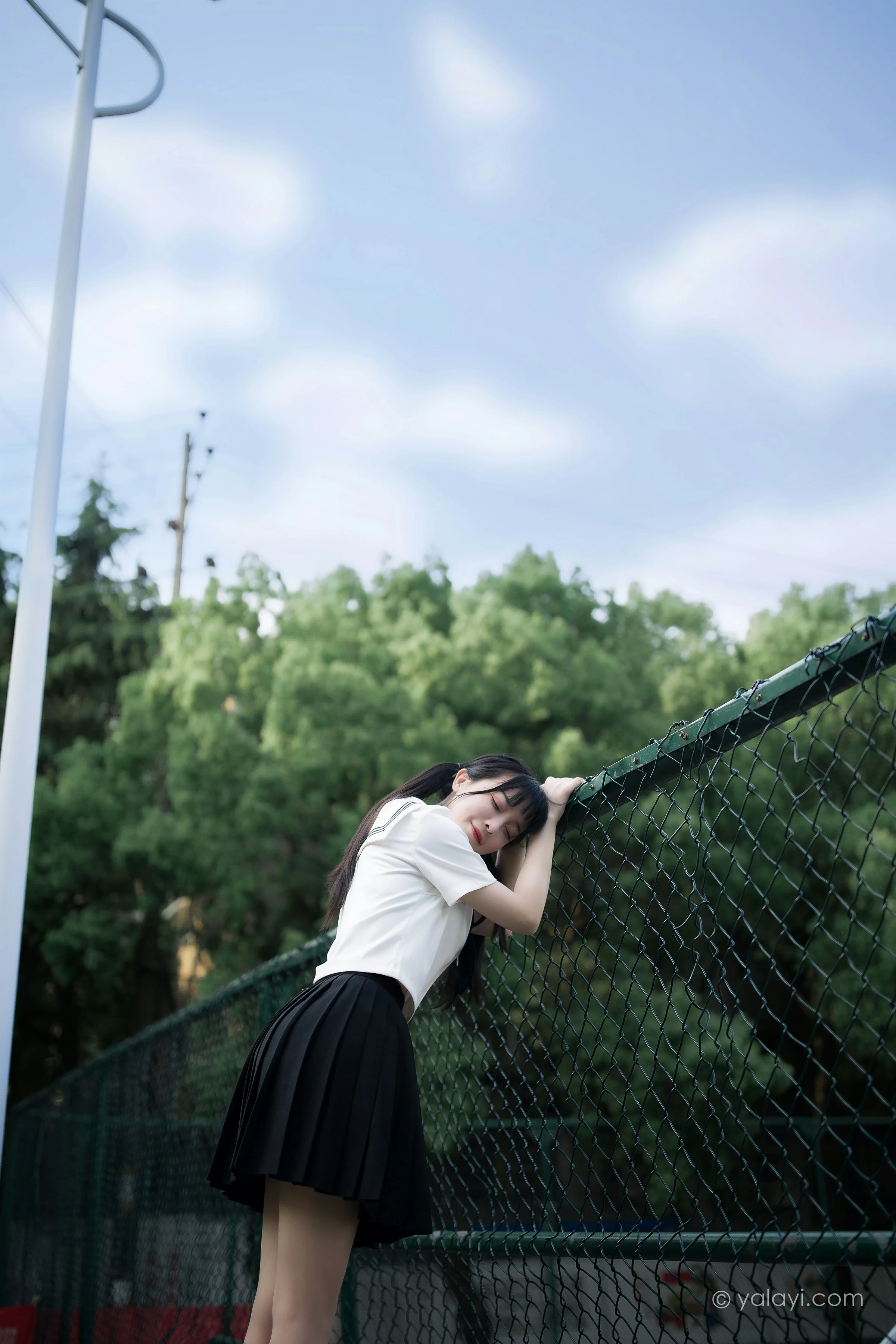 [YALAYI雅拉伊]NO.671 《放学一起走》 妙妙 JK水手制服与短裙加黑丝美腿写真第11张