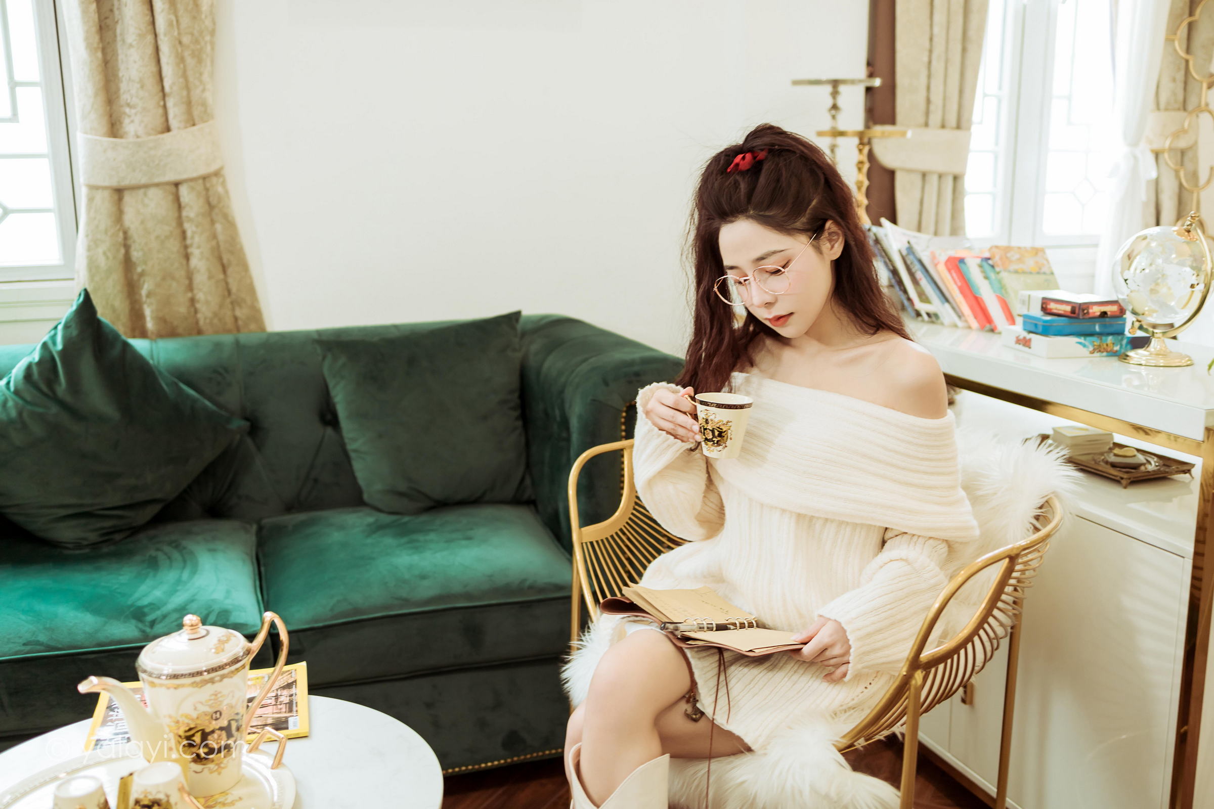 [YALAYI雅拉伊]2022.02.22 女友来探班 诗咏 白色抹胸上衣加白色长筒靴性感私房写真集第4张