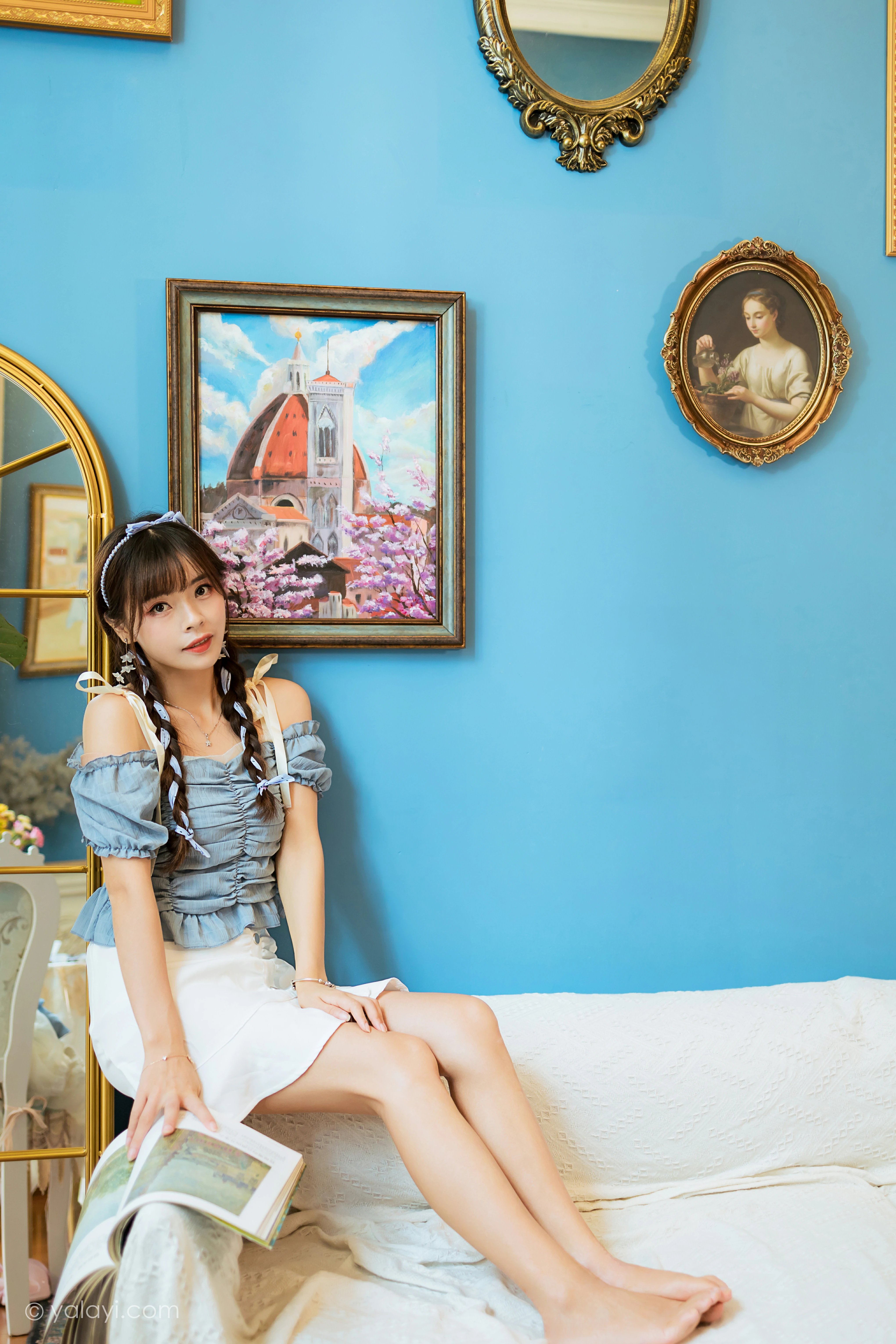 [YALAYI雅拉伊]NO.850 灵魂画师 程小蝶 蓝色抹胸上衣加白色短裙清纯可爱写真集第12张