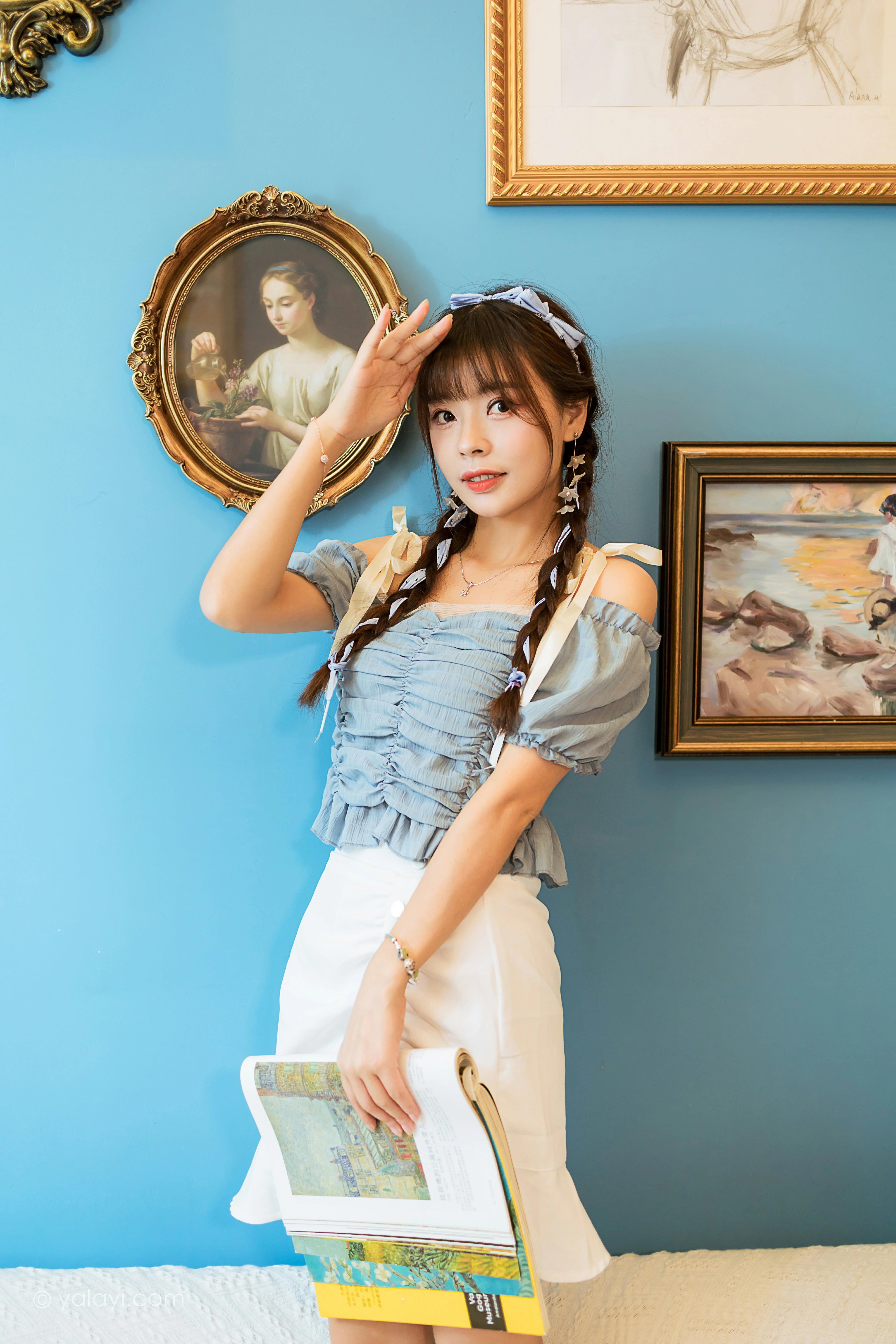 [YALAYI雅拉伊]NO.850 灵魂画师 程小蝶 蓝色抹胸上衣加白色短裙清纯可爱写真集第13张