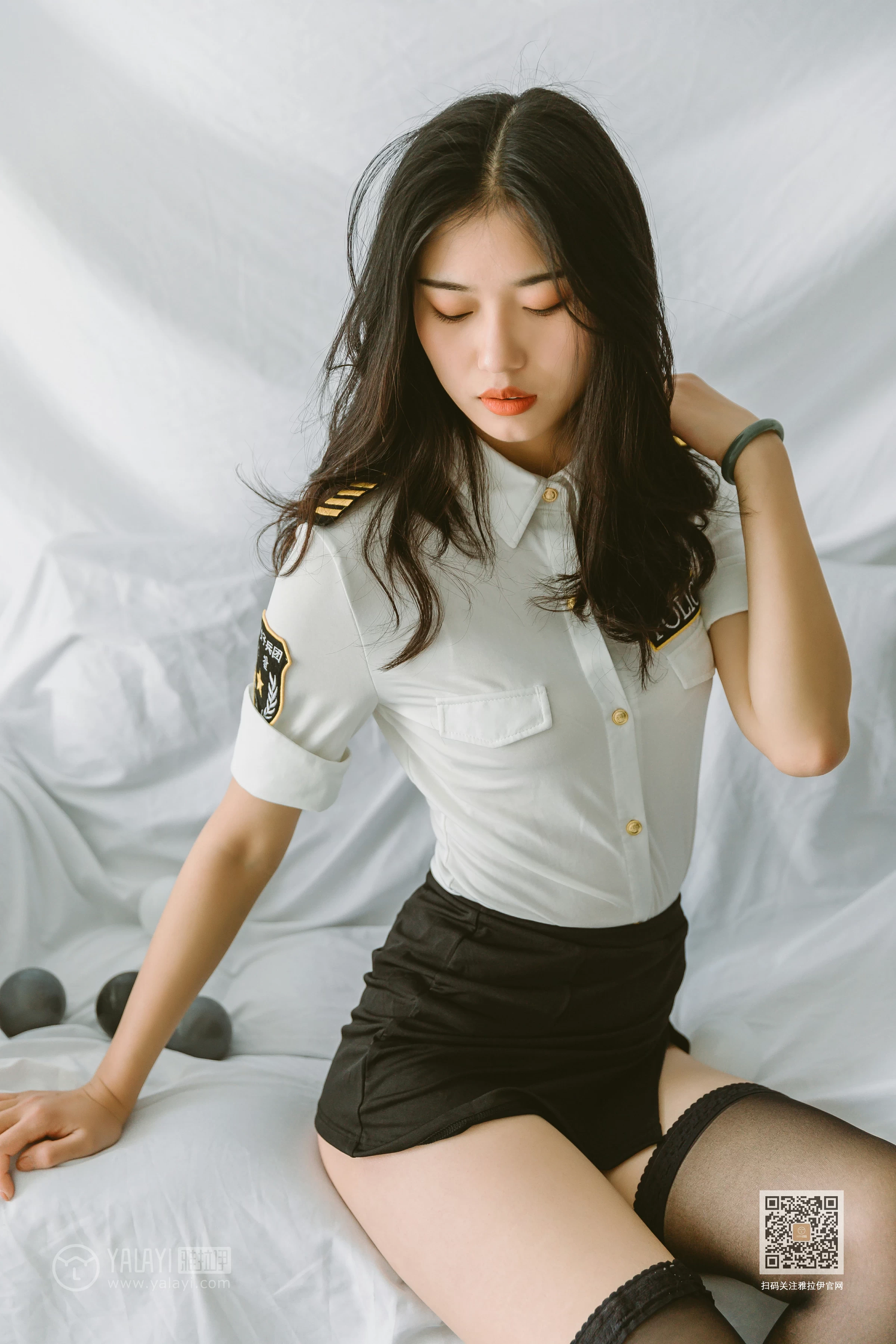[YALAYI雅拉伊]NO.648 《青涩女子兵团》 和风 情趣制服与黑色短裙加黑丝美腿性感私房写真集第2张