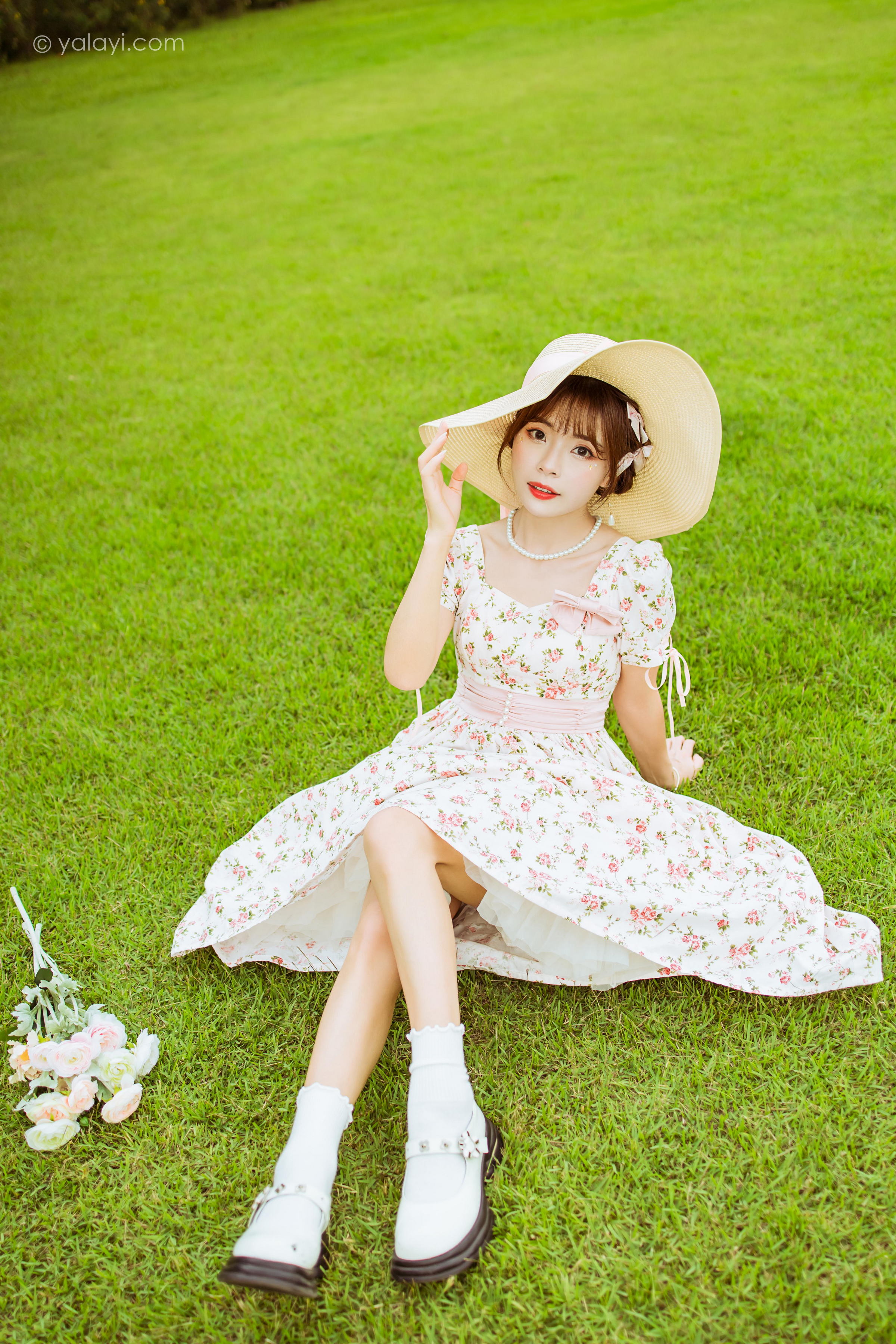 [YALAYI雅拉伊]2022.09.15 告白 程小蝶 白色复古连衣裙加白色绵袜清纯写真集第3张