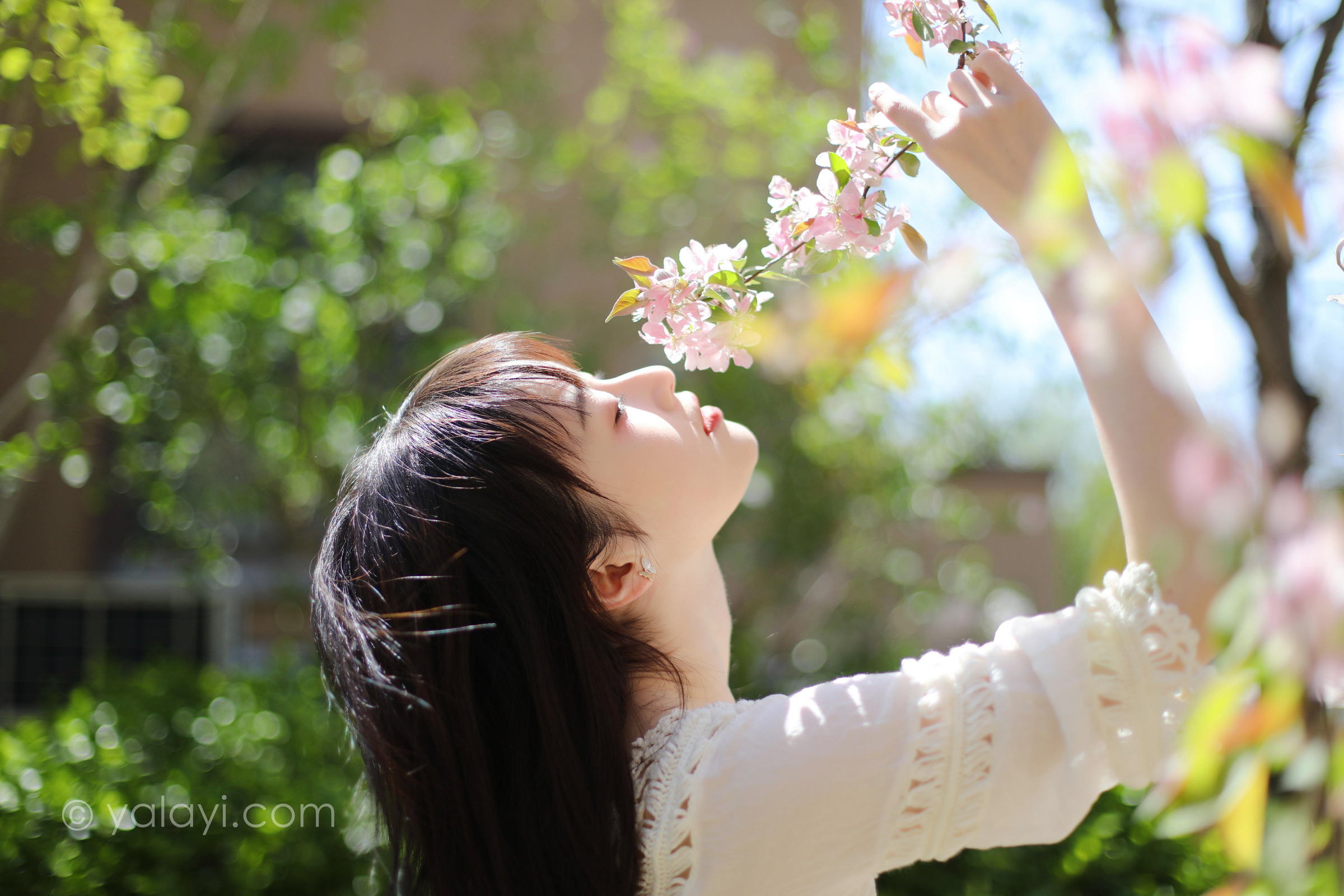 [YALAYI雅拉伊]2022.09.22 光晕 京京 白色镂空连衣裙加粉色长裙清纯写真集第11张