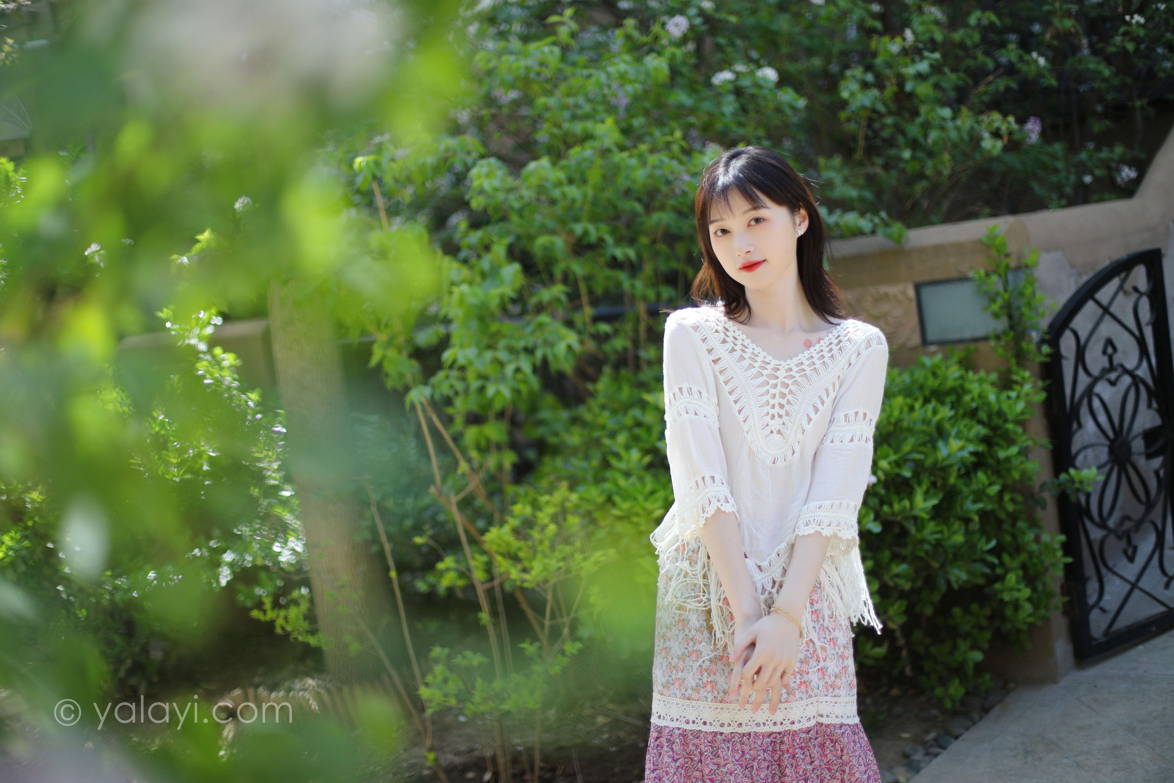 [YALAYI雅拉伊]2022.09.22 光晕 京京 白色镂空连衣裙加粉色长裙清纯写真集第4张