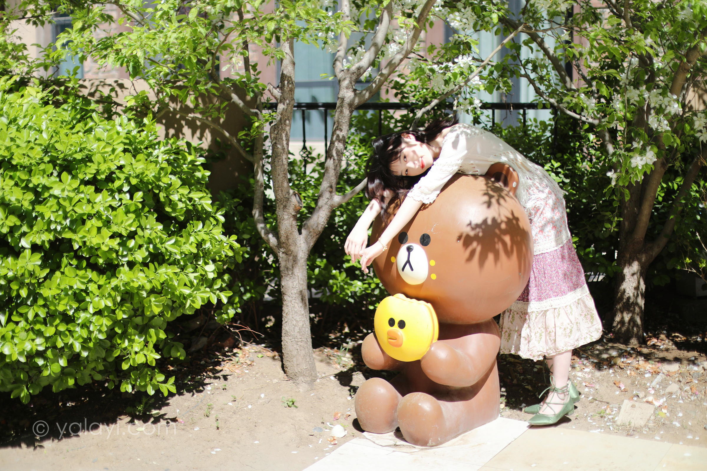 [YALAYI雅拉伊]2022.09.22 光晕 京京 白色镂空连衣裙加粉色长裙清纯写真集第8张