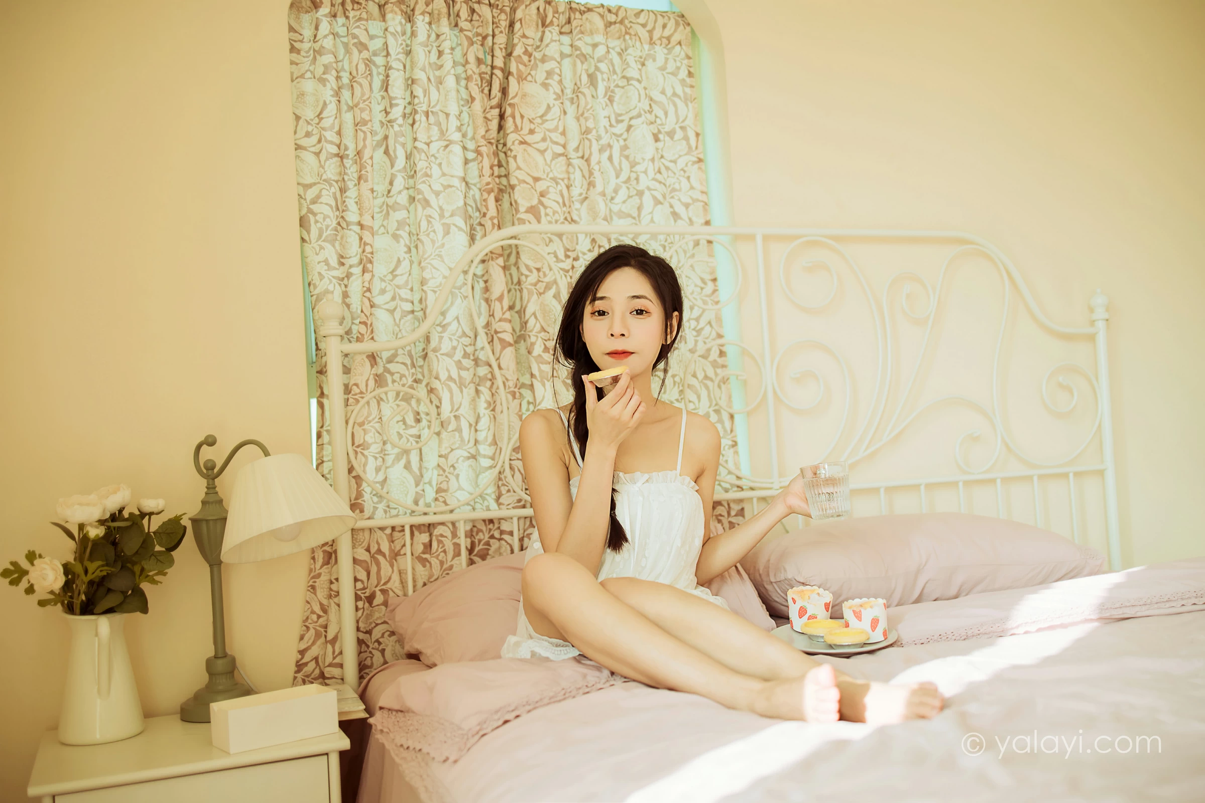 [YALAYI雅拉伊]2022.01.21 有一点生气 诗咏 白色吊带连衣裙性感写真集第10张