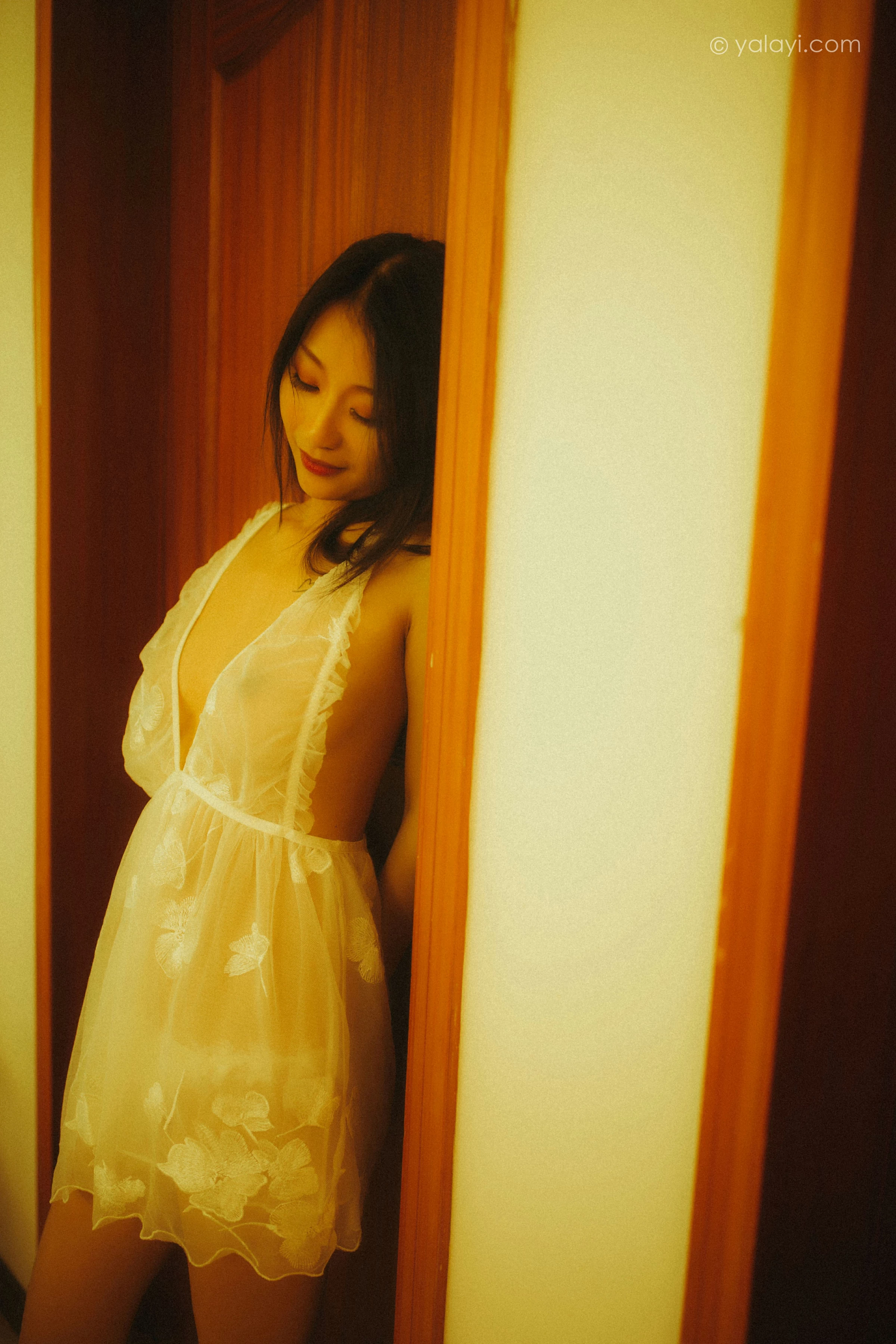 [YALAYI雅拉伊]NO.754 迷情公寓 婉儿 白色透视睡衣裙与连体镂空情趣内衣性感私房写真集第4张