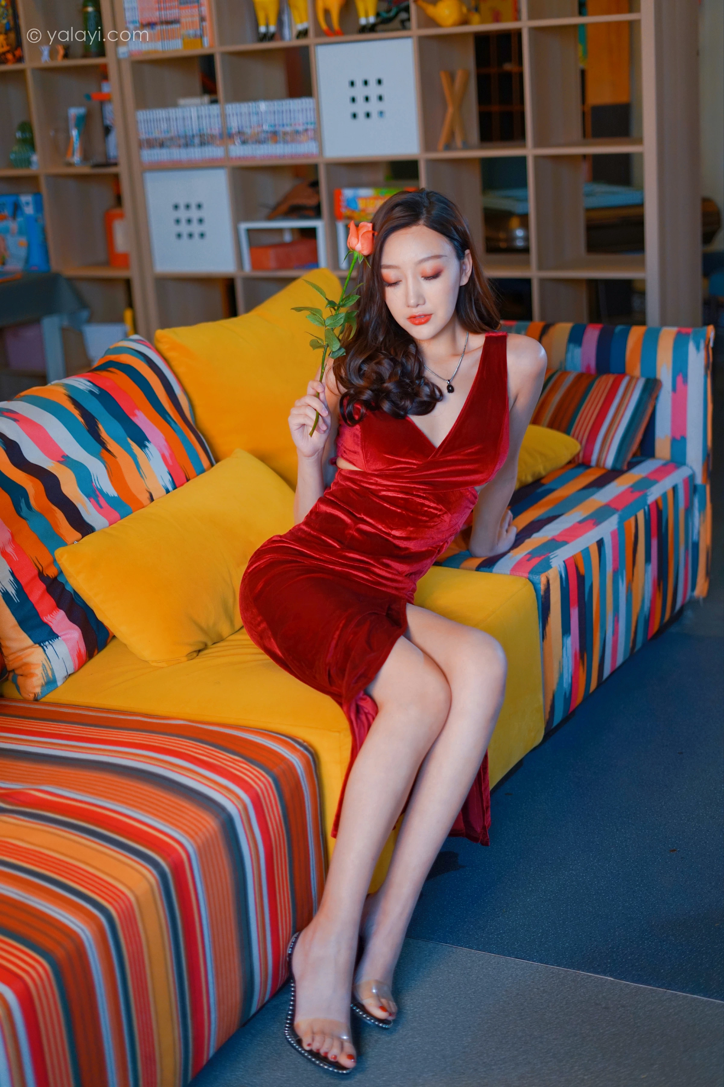 [YALAYI雅拉伊]2021.12.16 美人一笑也倾城 蕊思 红色连身礼服裙性感休闲写真集第8张