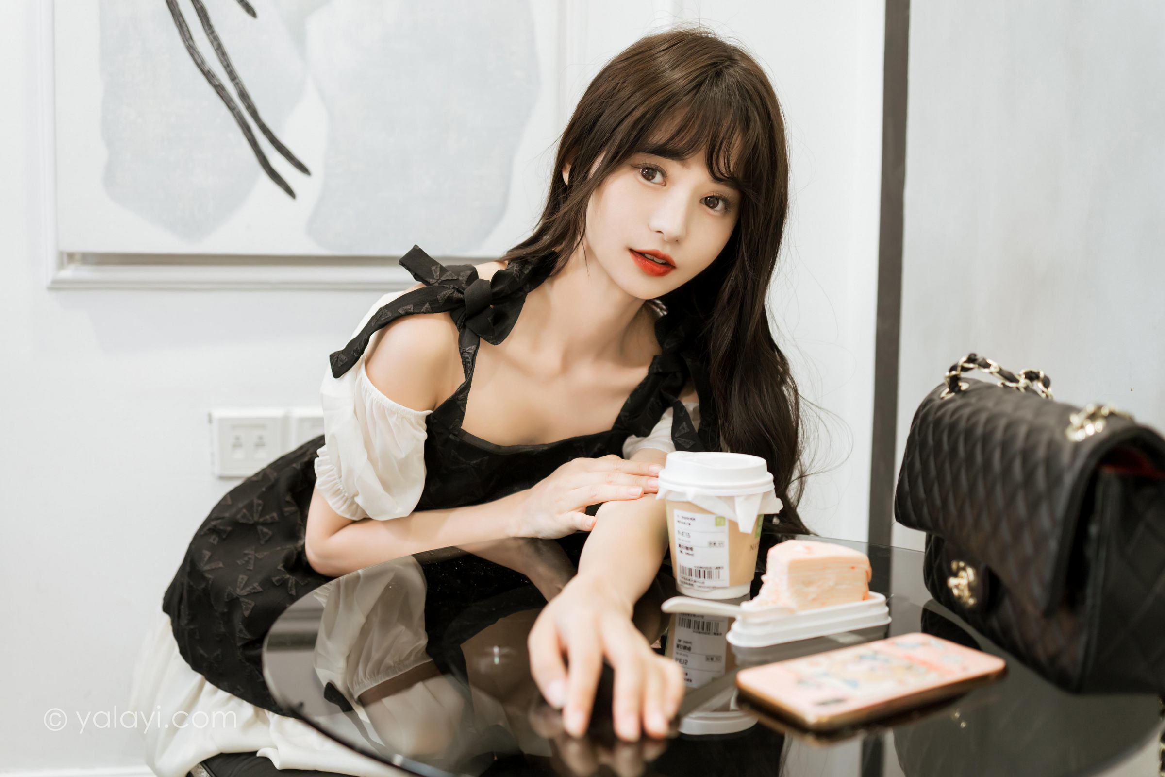 [YALAYI雅拉伊]2022.09.26 沦陷 小亭 黑色吊带连衣裙加白色丝袜美腿清纯写真集第4张