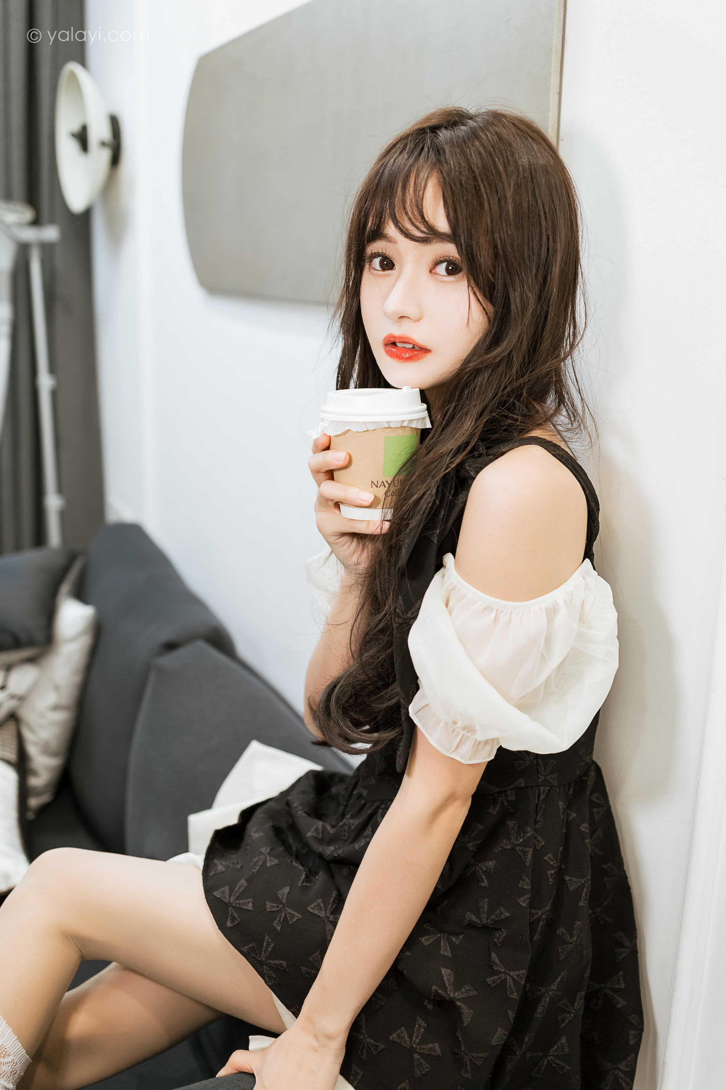 [YALAYI雅拉伊]2022.09.26 沦陷 小亭 黑色吊带连衣裙加白色丝袜美腿清纯写真集第9张
