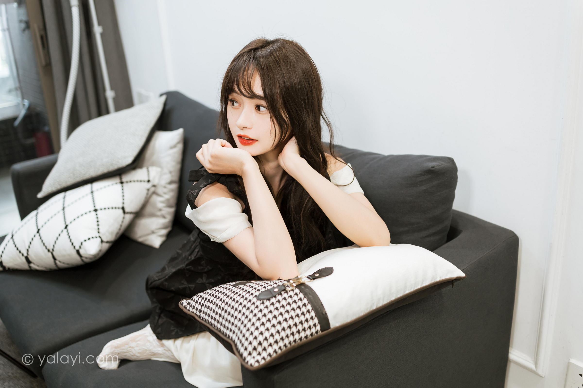 [YALAYI雅拉伊]2022.09.26 沦陷 小亭 黑色吊带连衣裙加白色丝袜美腿清纯写真集第10张
