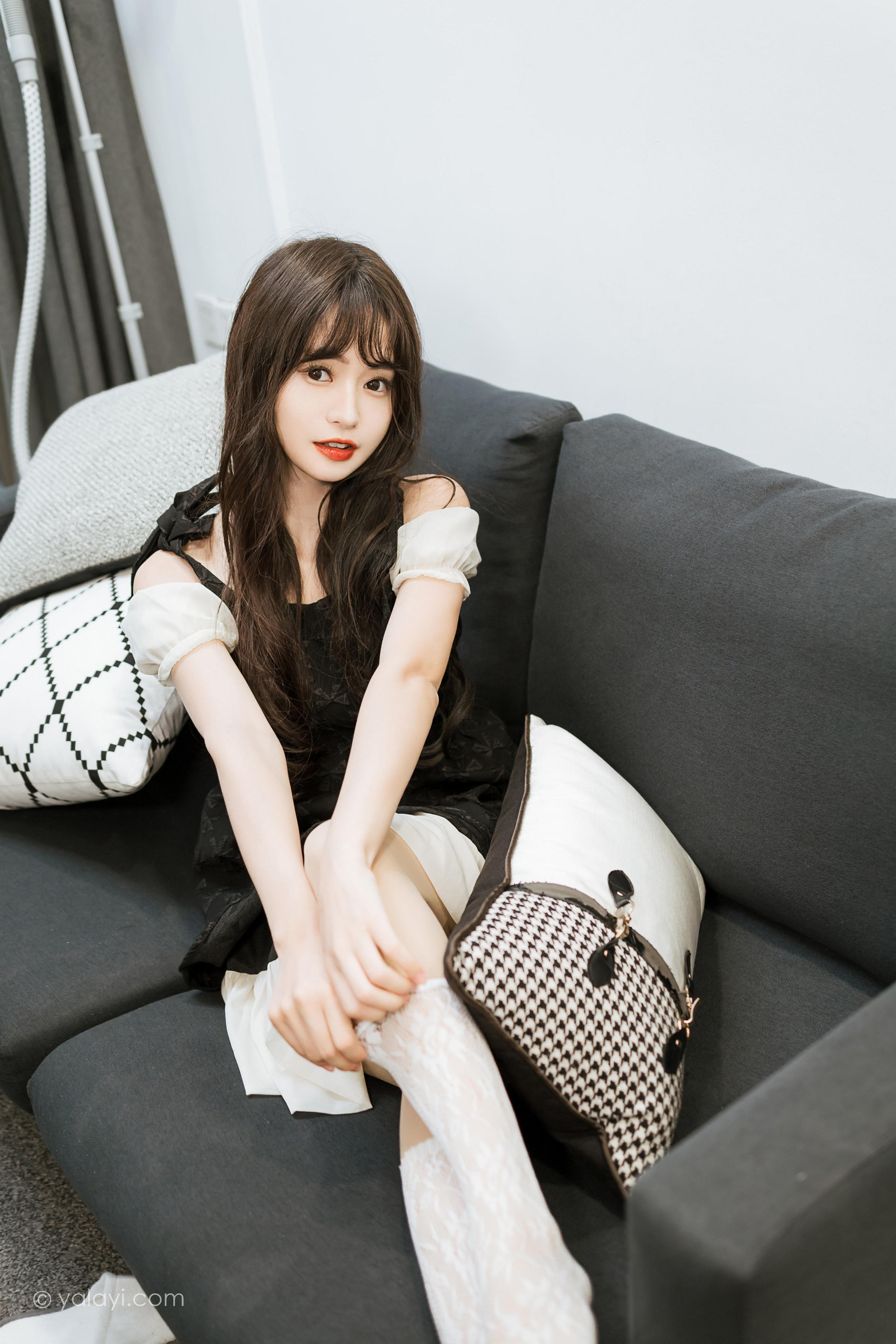 [YALAYI雅拉伊]2022.09.26 沦陷 小亭 黑色吊带连衣裙加白色丝袜美腿清纯写真集第11张