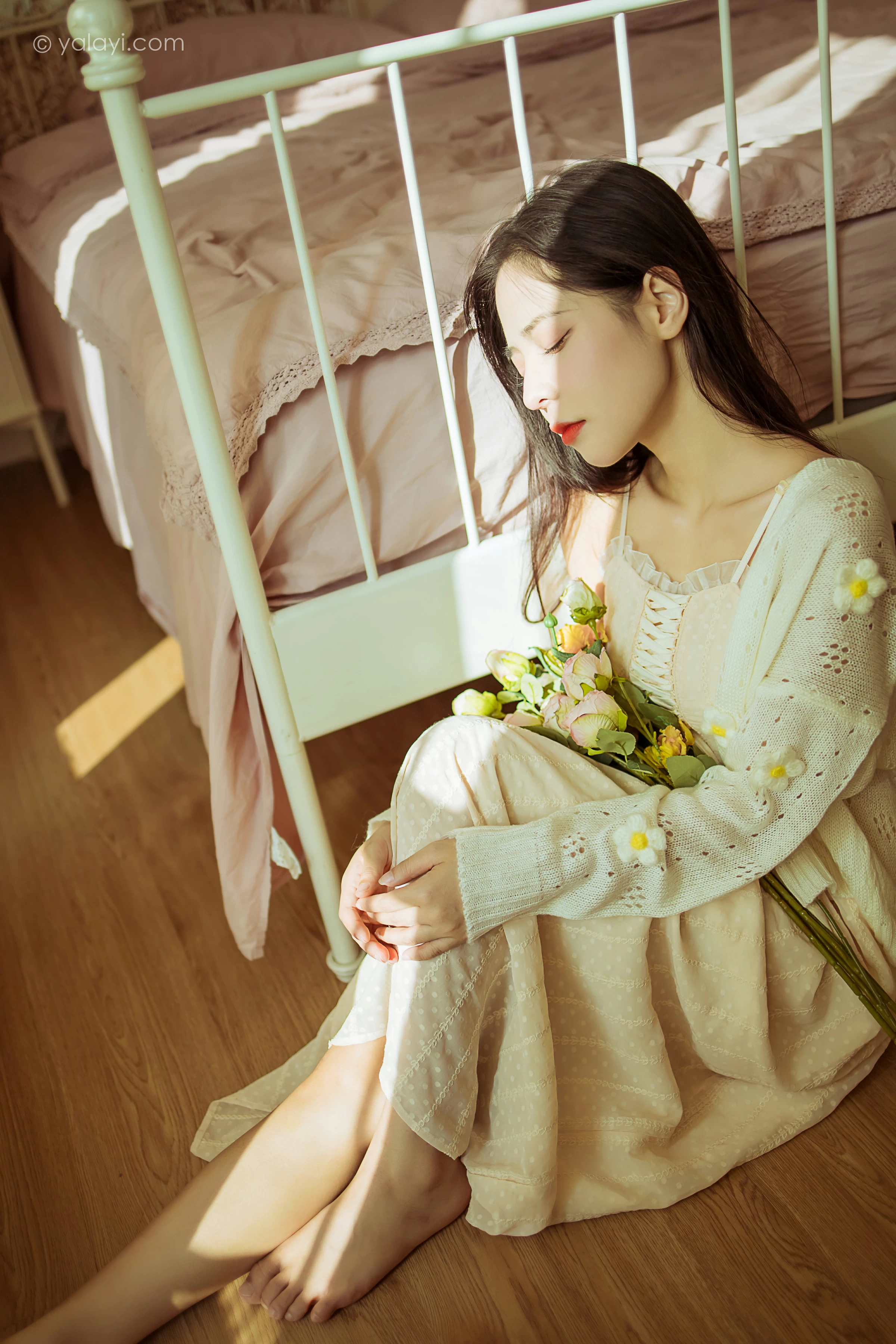 [YALAYI雅拉伊]2022.01.13 最浪漫的事 诗咏 白色镂空外套加吊带连衣裙居家私房写真集第5张
