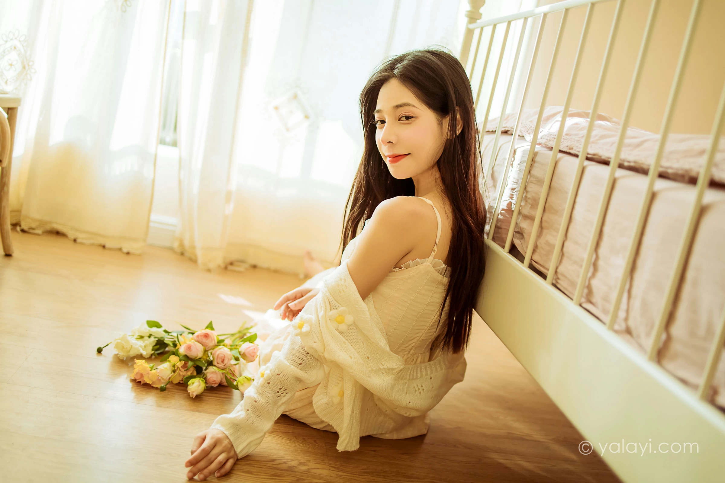 [YALAYI雅拉伊]2022.01.13 最浪漫的事 诗咏 白色镂空外套加吊带连衣裙居家私房写真集第6张