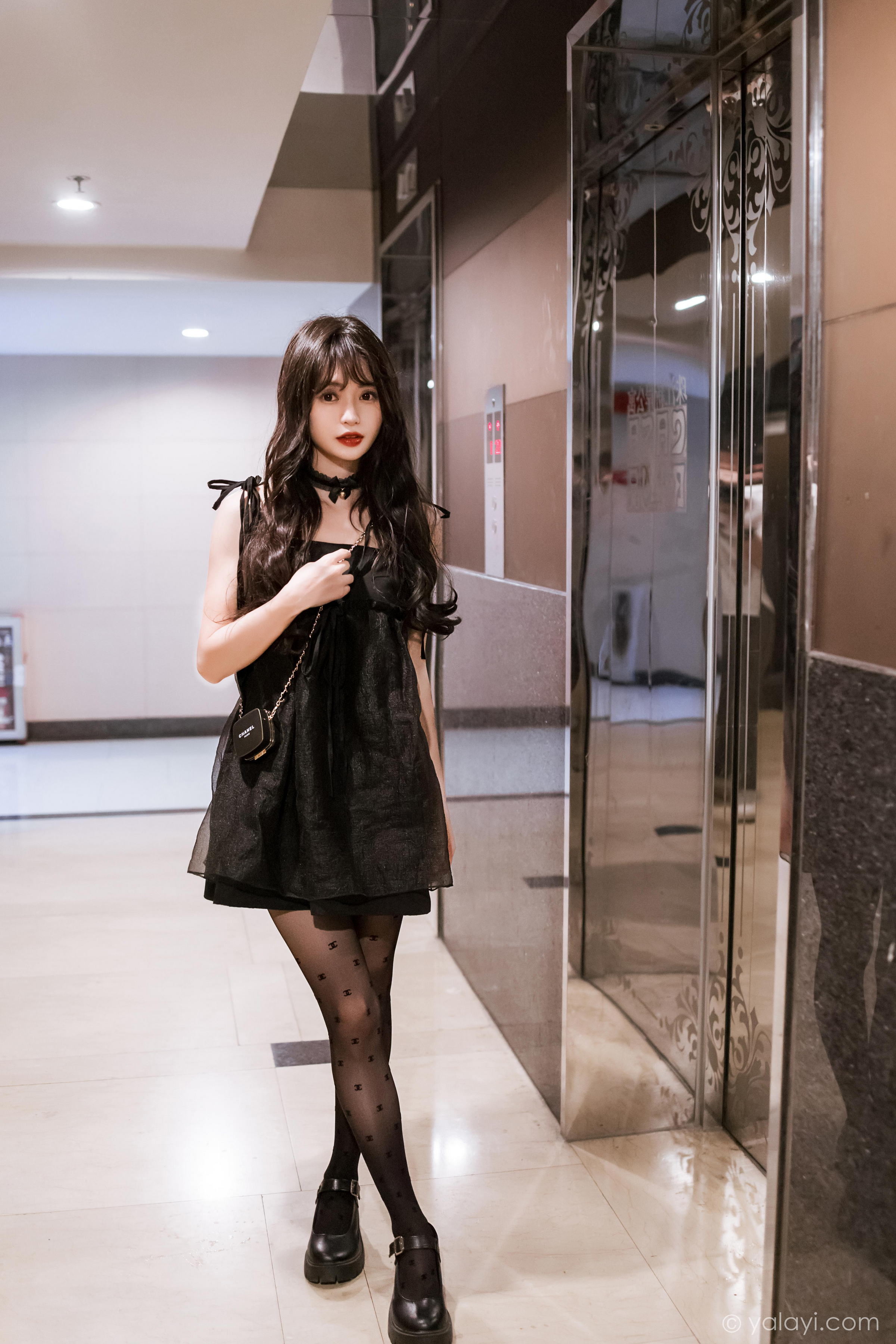 [YALAYI雅拉伊]2022.09.30 给你幸福 小亭 黑色吊带连衣裙加黑丝美腿性感写真集第12张