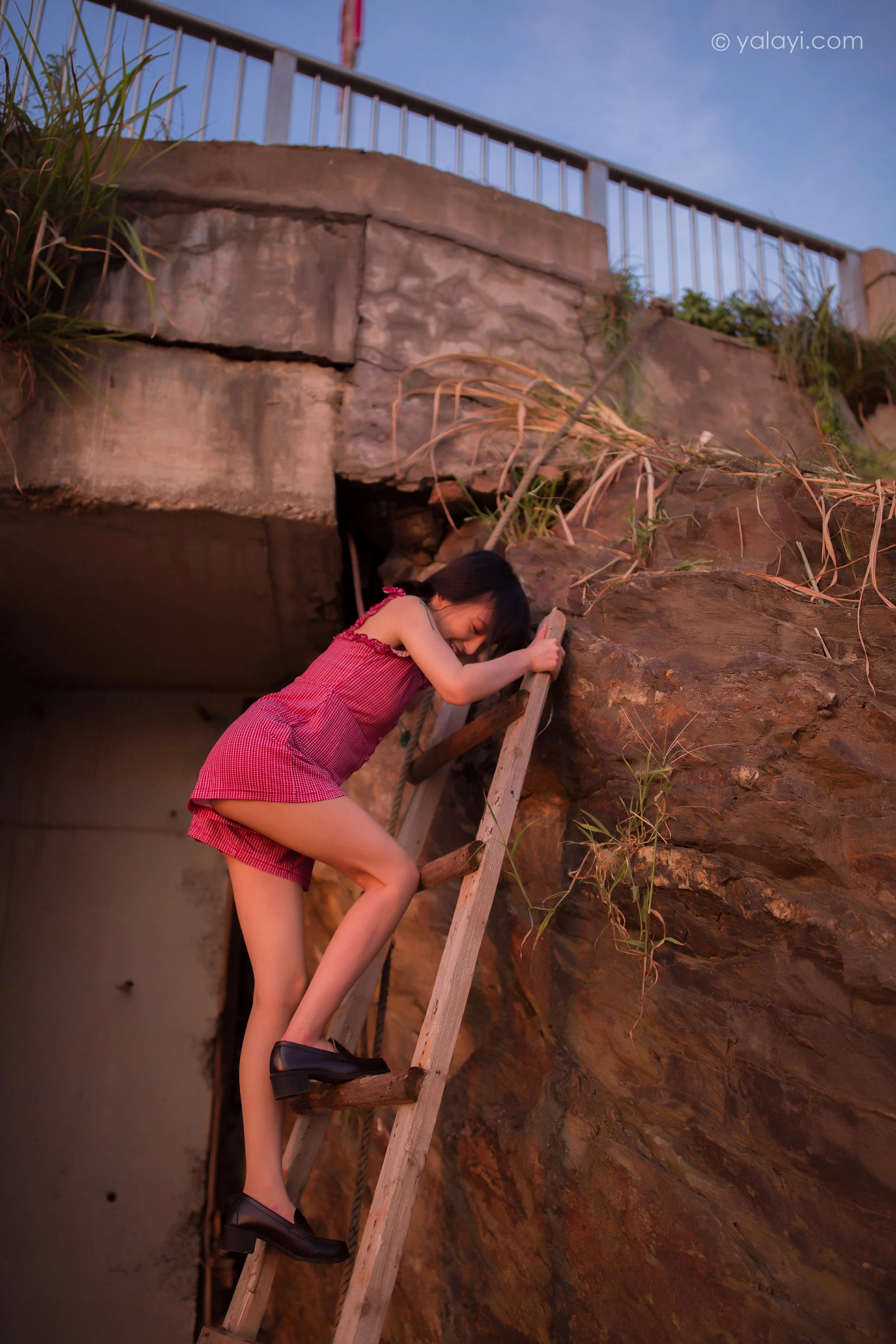 [YALAYI雅拉伊]NO.702 《暮色》 落落 粉色吊带连体短裤清纯私房写真集第18张