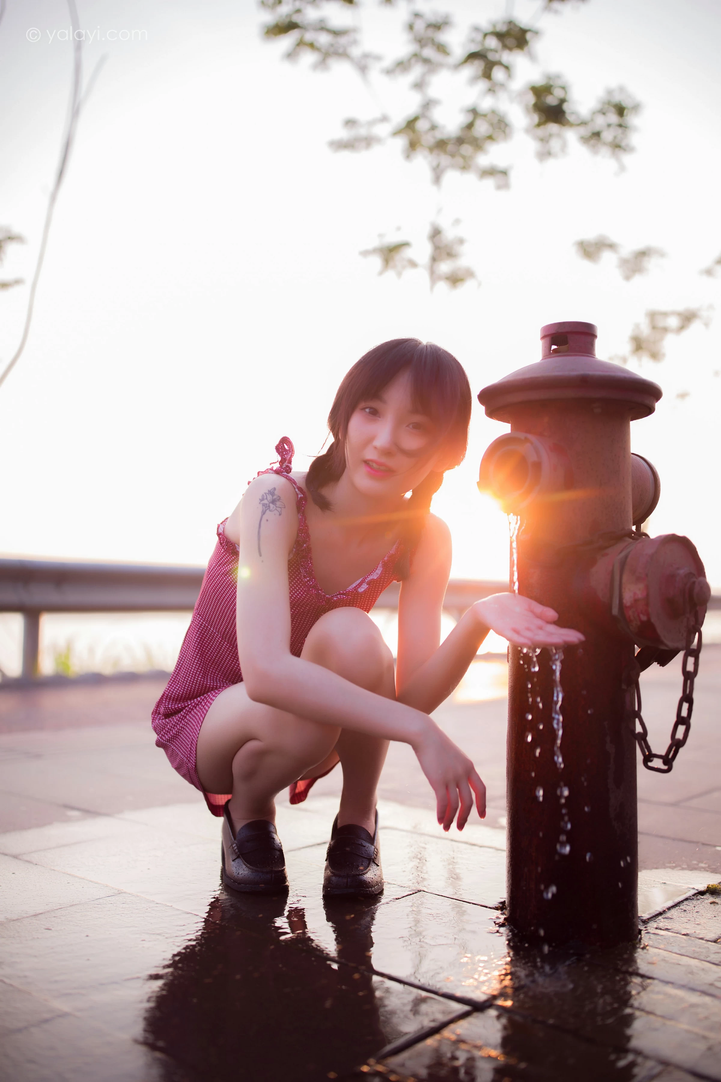 [YALAYI雅拉伊]NO.702 《暮色》 落落 粉色吊带连体短裤清纯私房写真集第2张