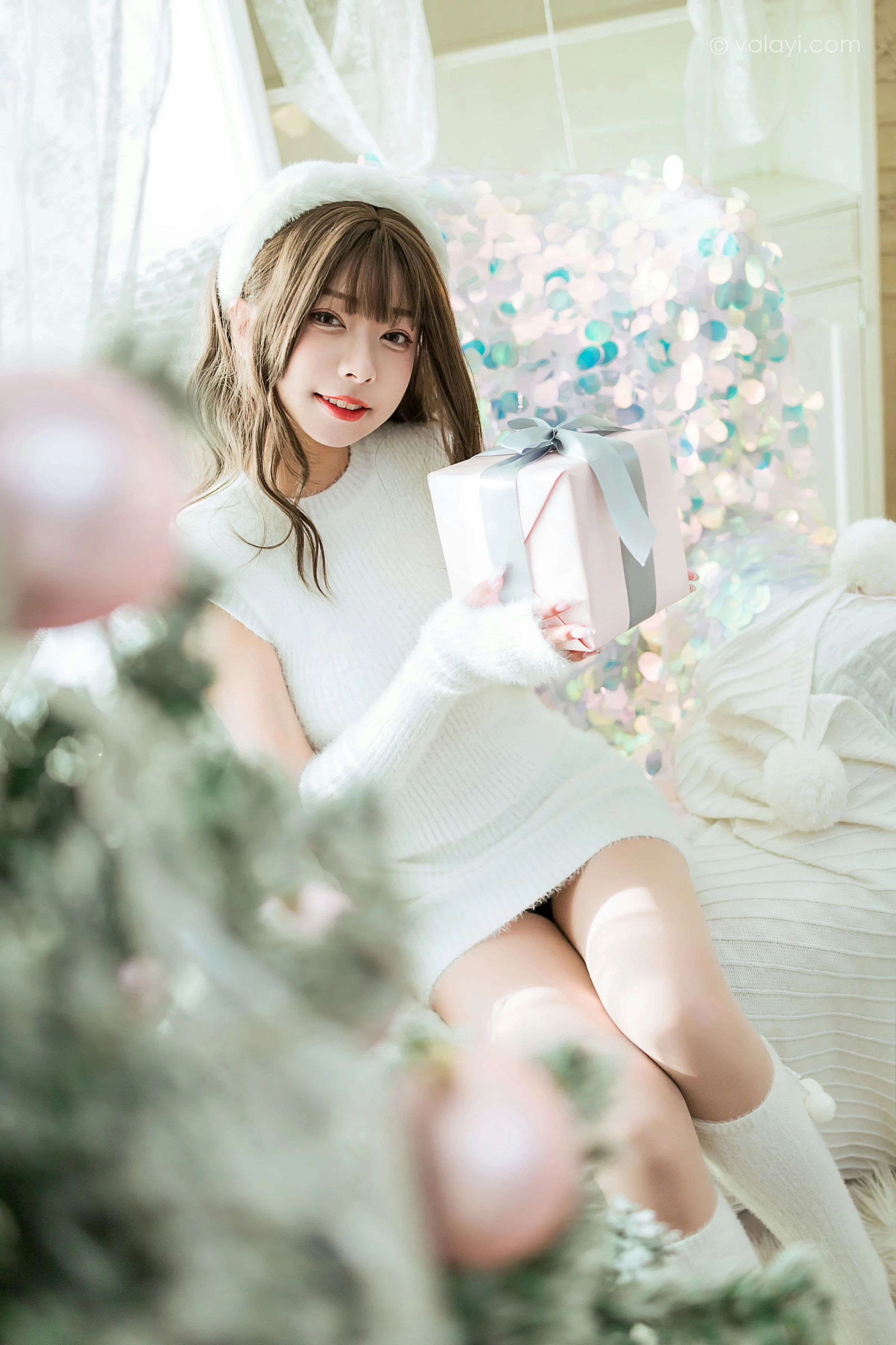 [YALAYI雅拉伊]2021.12.17 圣诞礼物 阿禾 白色毛衣裙加白色绵袜居家私房写真集第3张