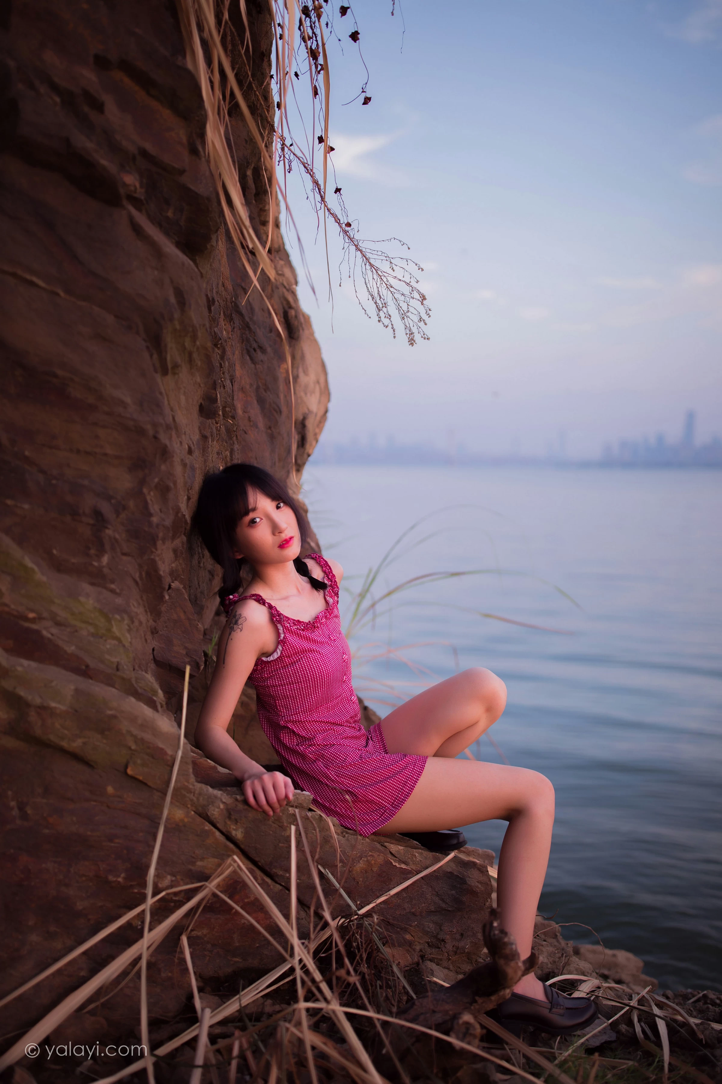 [YALAYI雅拉伊]NO.702 《暮色》 落落 粉色吊带连体短裤清纯私房写真集第10张
