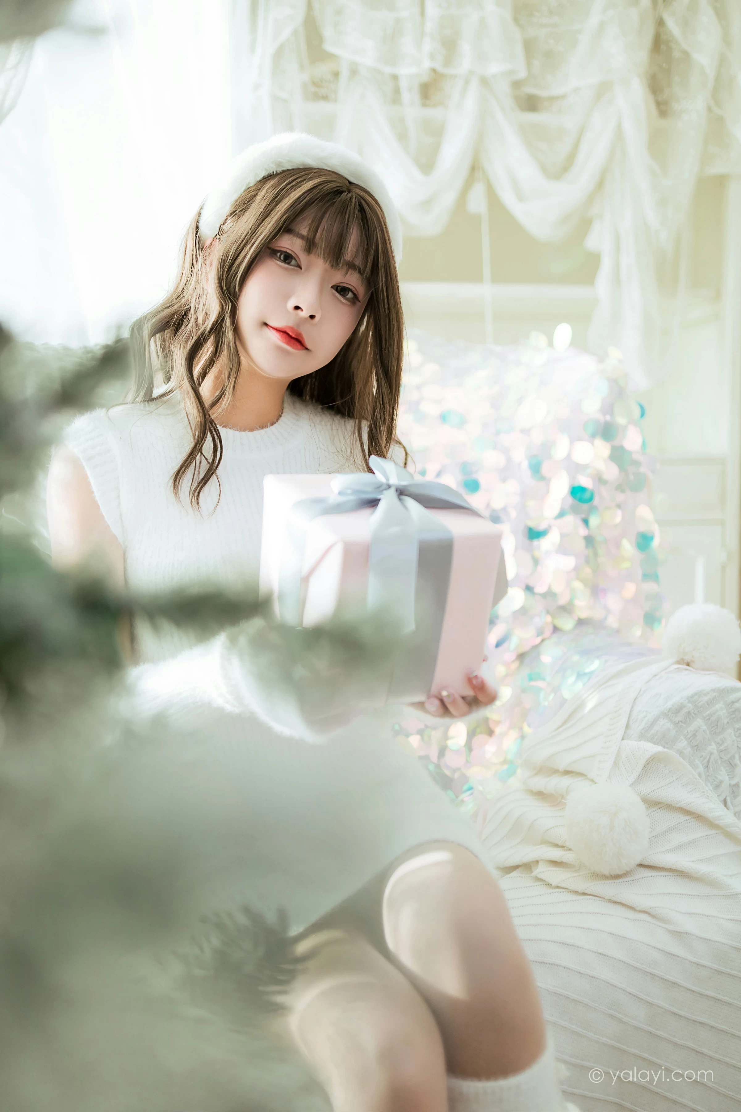 [YALAYI雅拉伊]2021.12.17 圣诞礼物 阿禾 白色毛衣裙加白色绵袜居家私房写真集第4张