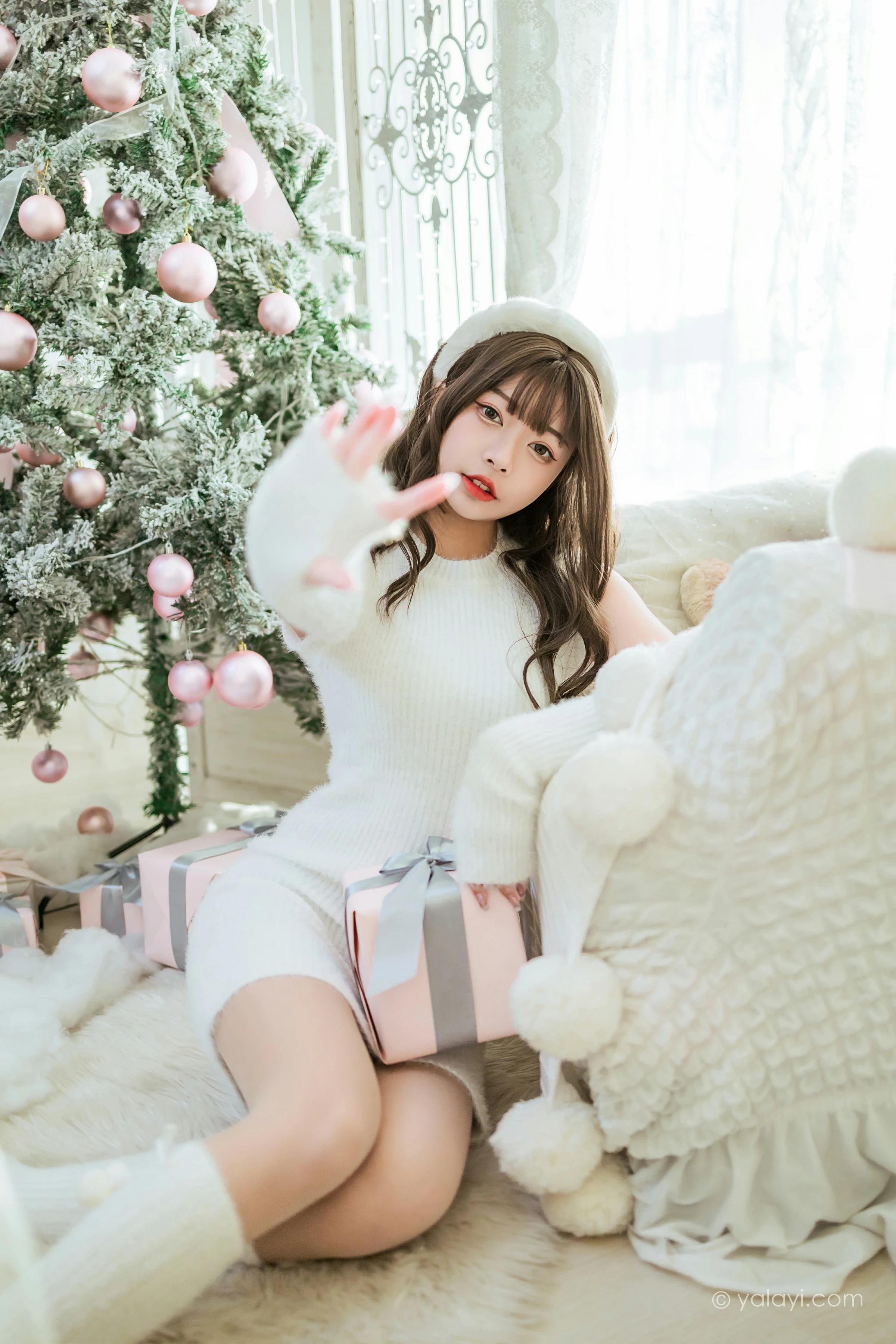 [YALAYI雅拉伊]2021.12.17 圣诞礼物 阿禾 白色毛衣裙加白色绵袜居家私房写真集第9张