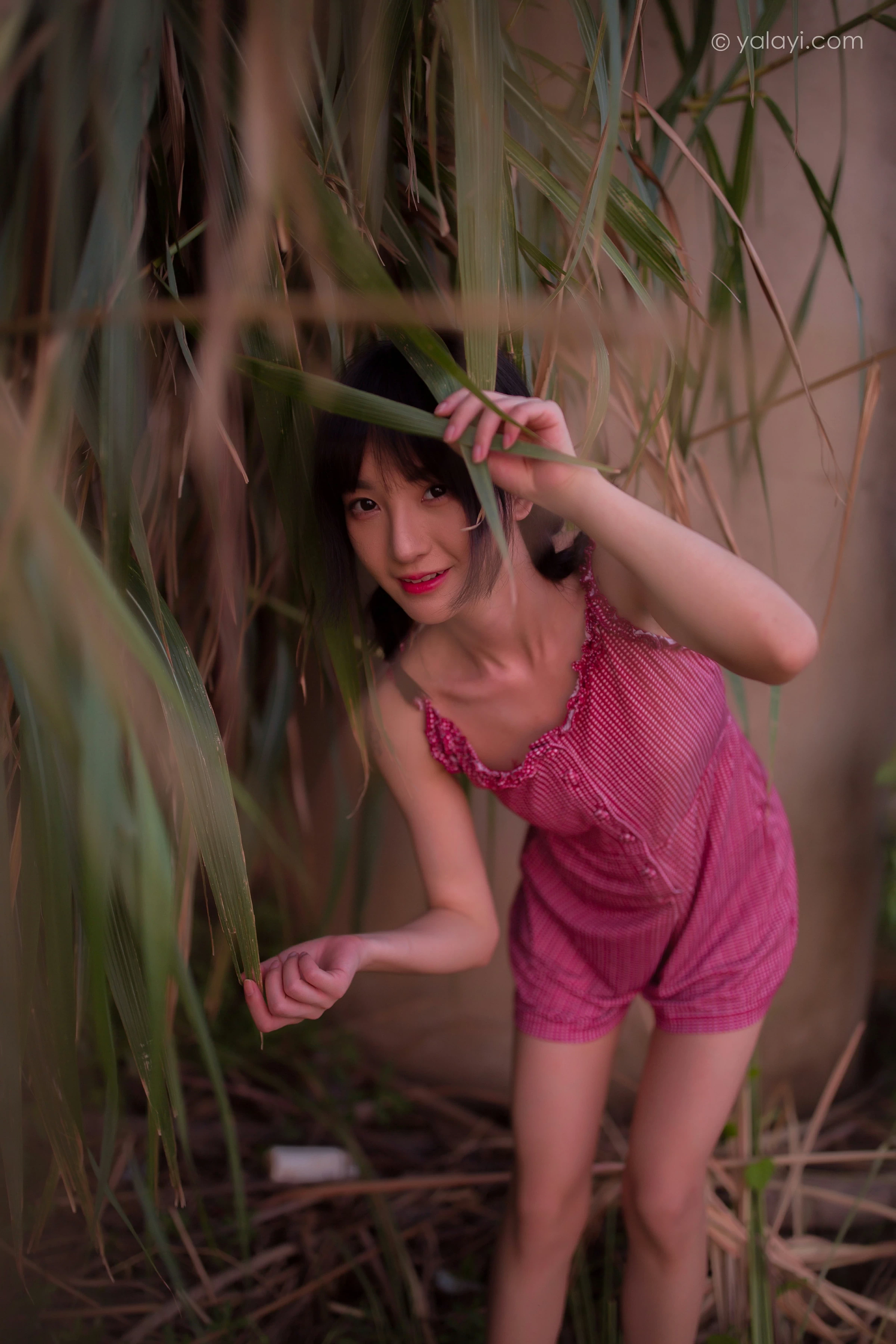 [YALAYI雅拉伊]NO.702 《暮色》 落落 粉色吊带连体短裤清纯私房写真集第13张