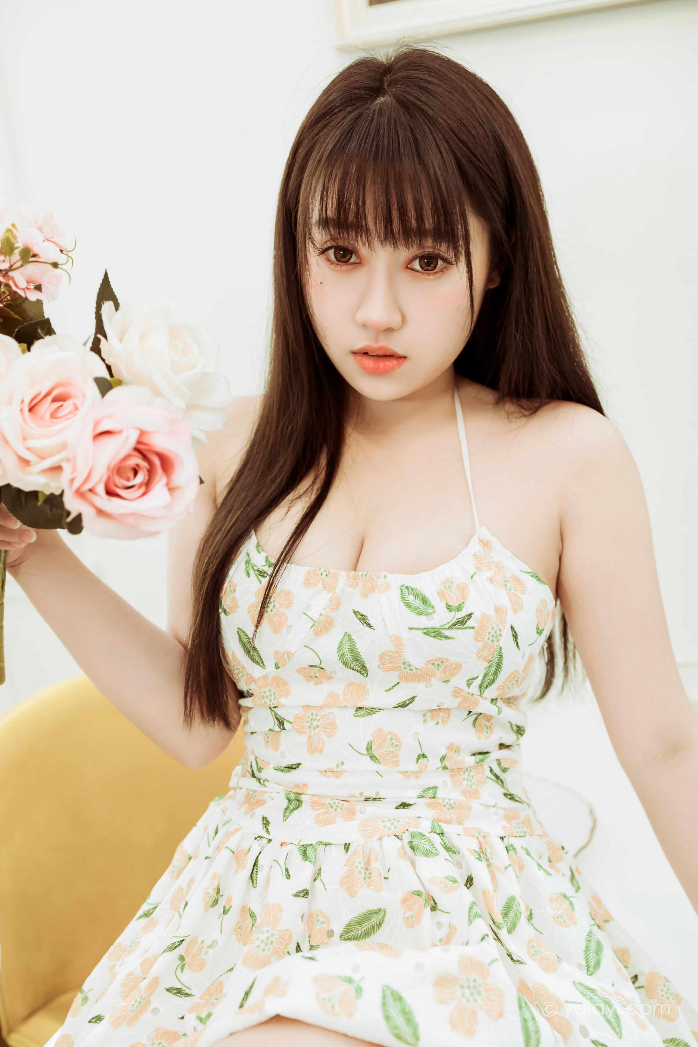 [YALAYI雅拉伊]2022.02.25 花花姑娘 虞艺 白色吊带连衣裙居家性感私房写真集第6张