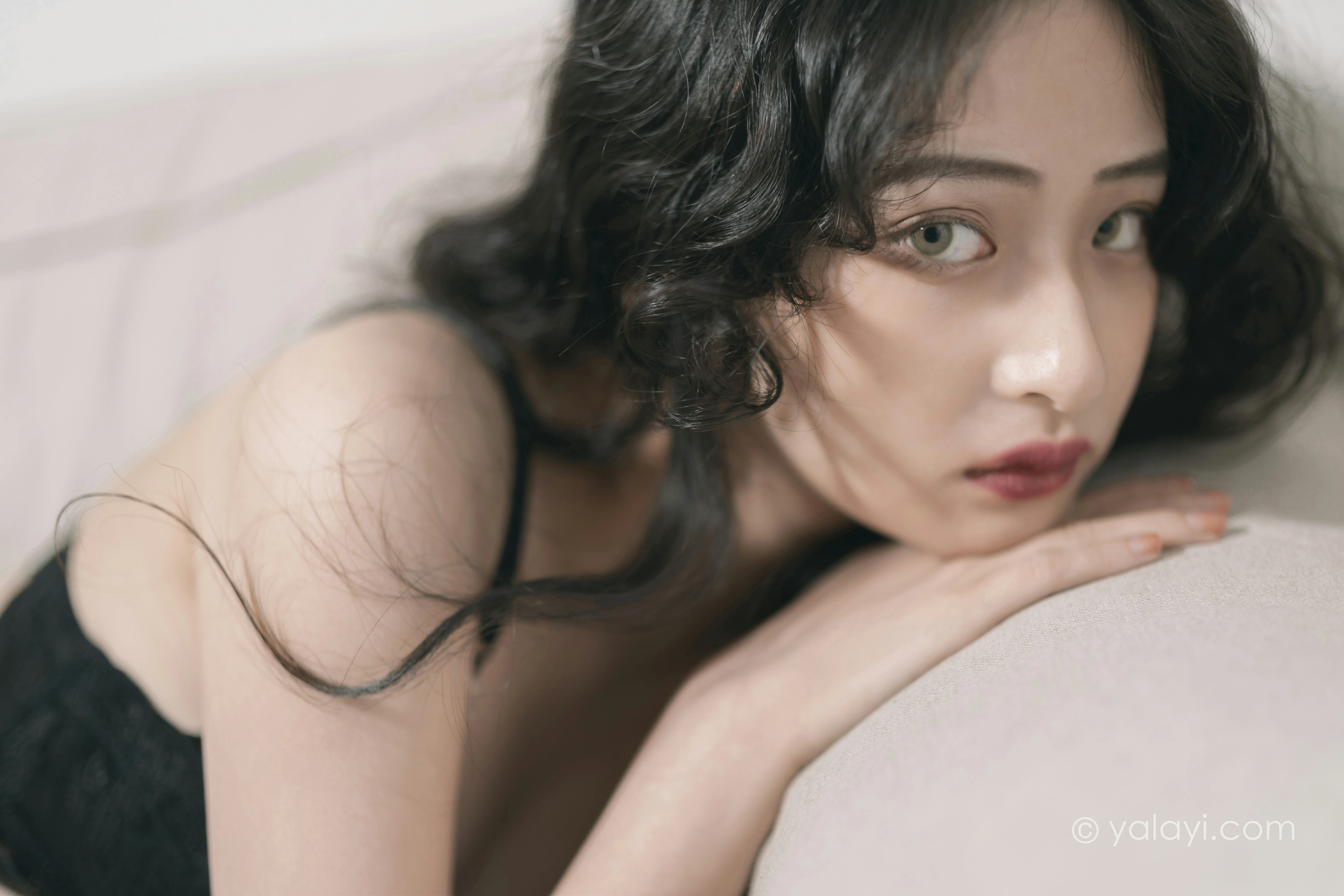 [YALAYI雅拉伊]NO.842 黑蝴蝶 西子 黑色蕾丝内衣加黑丝美腿性感私房写真集第2张