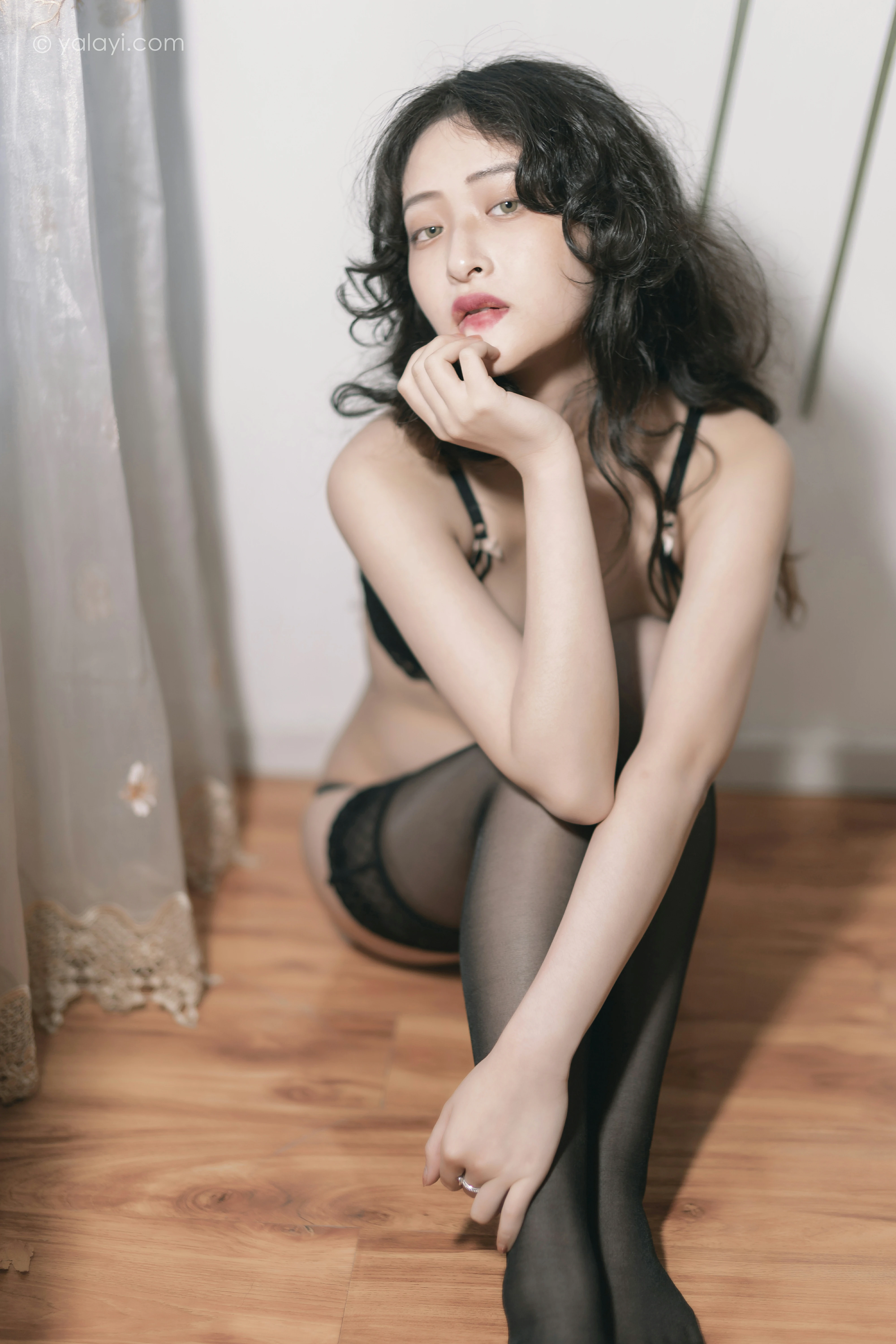 [YALAYI雅拉伊]NO.842 黑蝴蝶 西子 黑色蕾丝内衣加黑丝美腿性感私房写真集第11张