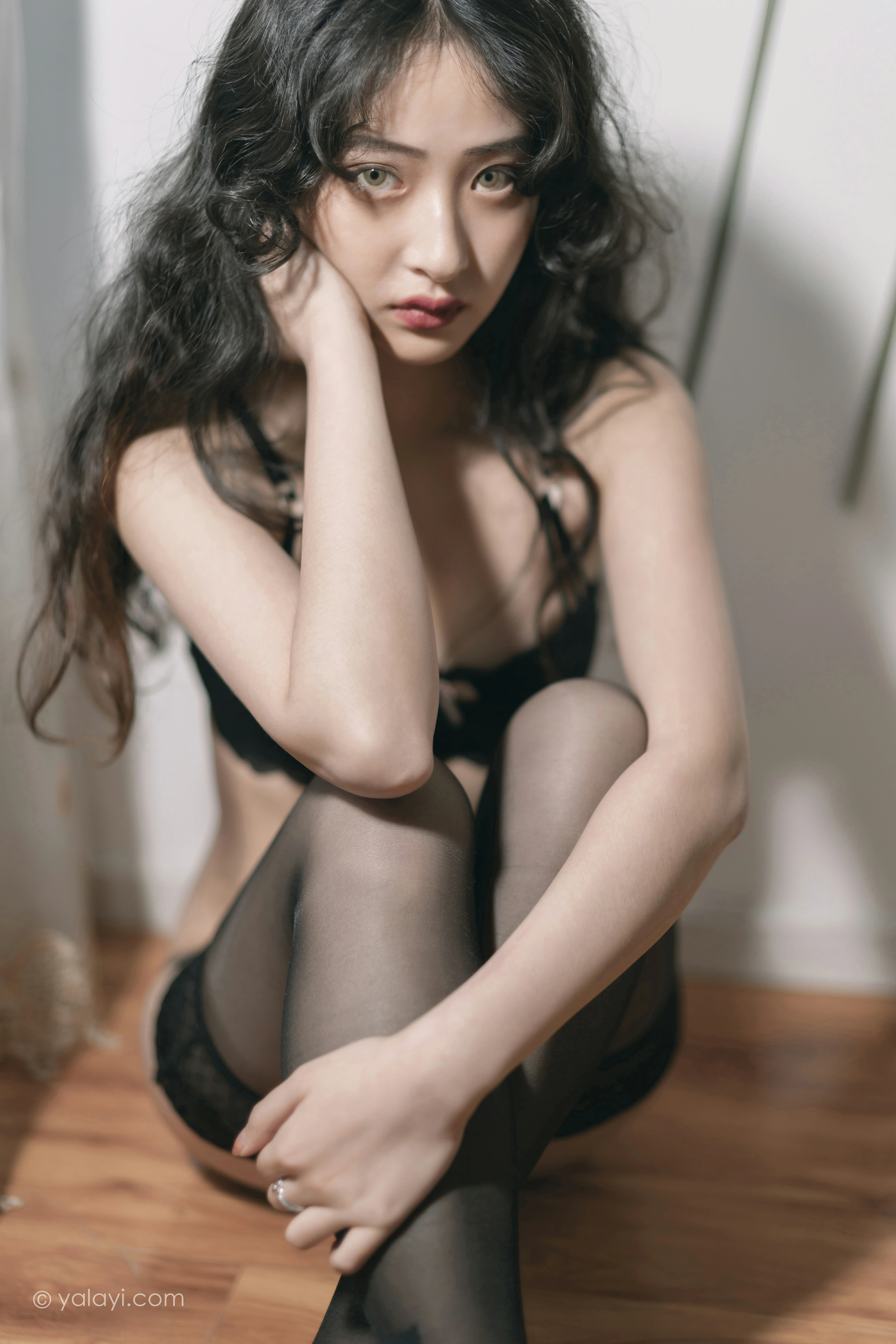 [YALAYI雅拉伊]NO.842 黑蝴蝶 西子 黑色蕾丝内衣加黑丝美腿性感私房写真集第9张