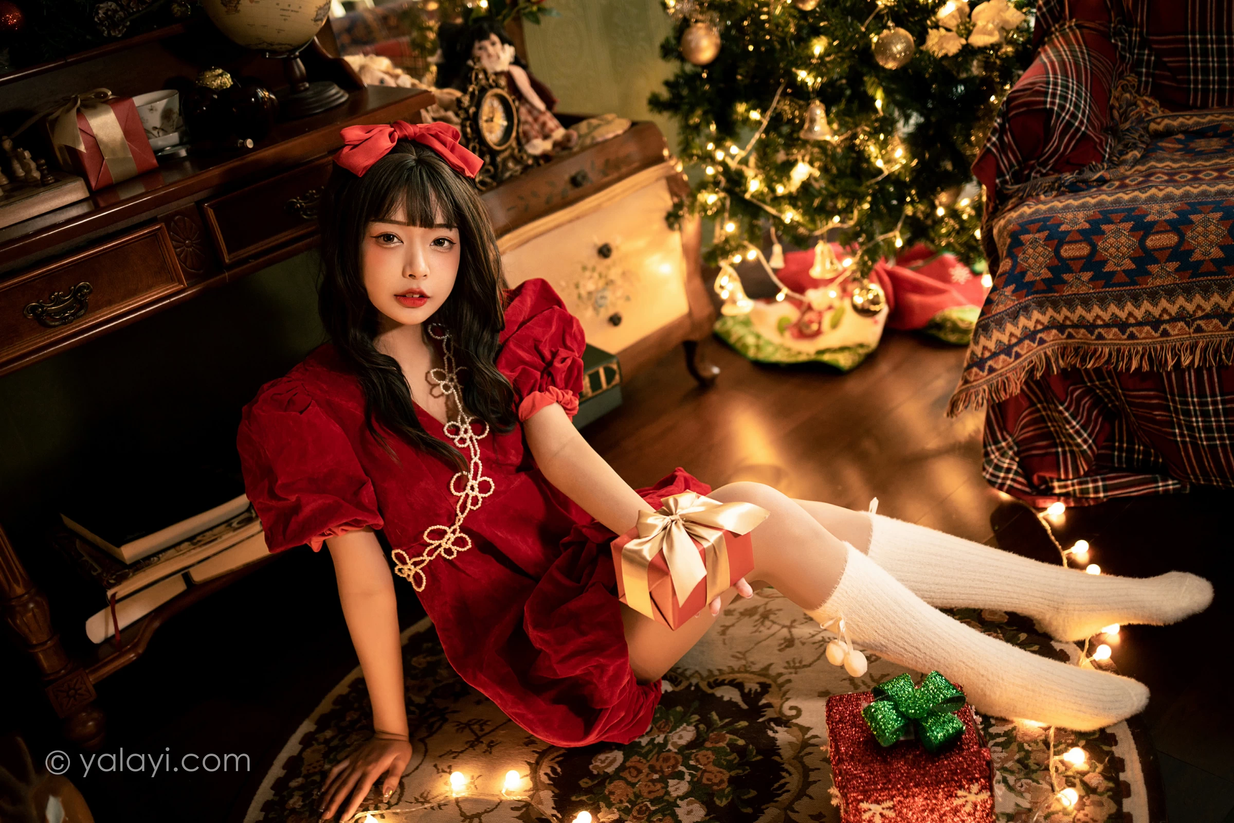 [YALAYI雅拉伊]2021.12.20 快乐圣诞 阿禾 红色休闲连衣裙加白色绵袜居家私房写真集第4张